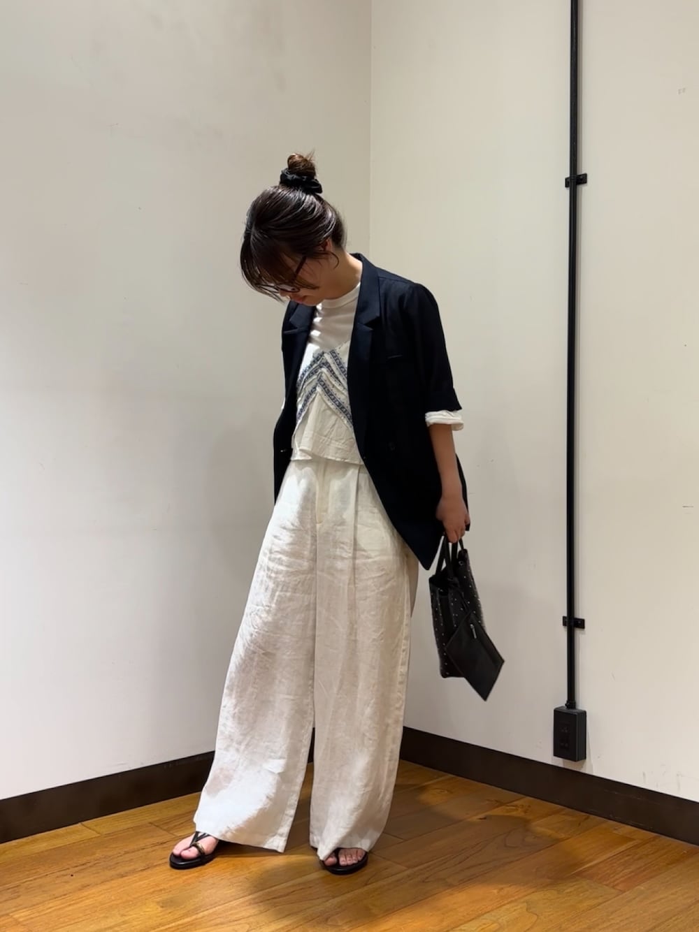 ホワイト系のTシャツ/カットソー、ブルー系のその他アウター、ホワイト系のその他パンツを着用したレディースの春コーディネートの1枚目の写真