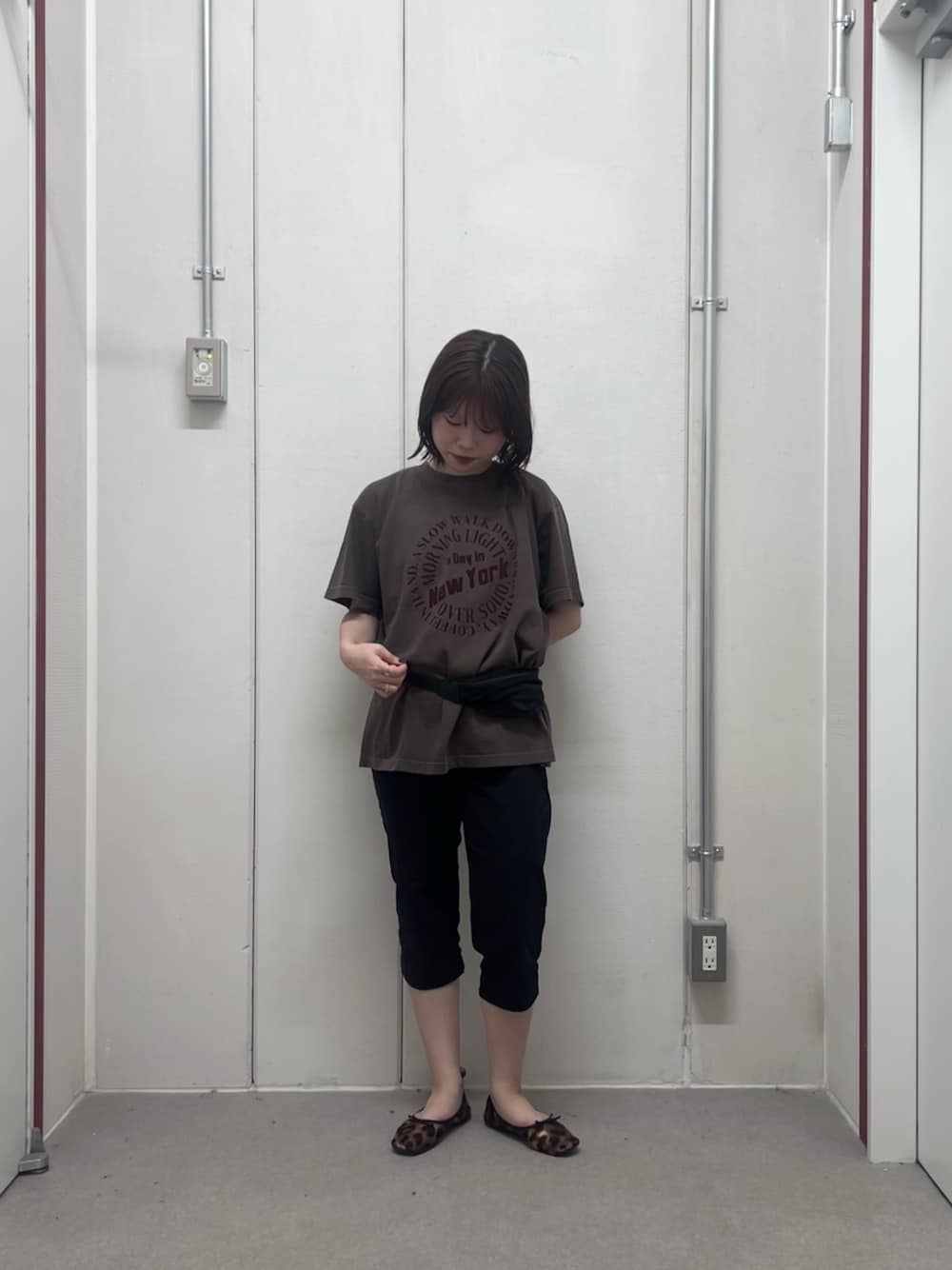 ブラウン系のTシャツ/カットソー、ブラック系のボディバッグ/ウエストポーチを着用したレディースの夏コーディネートの1枚目の写真