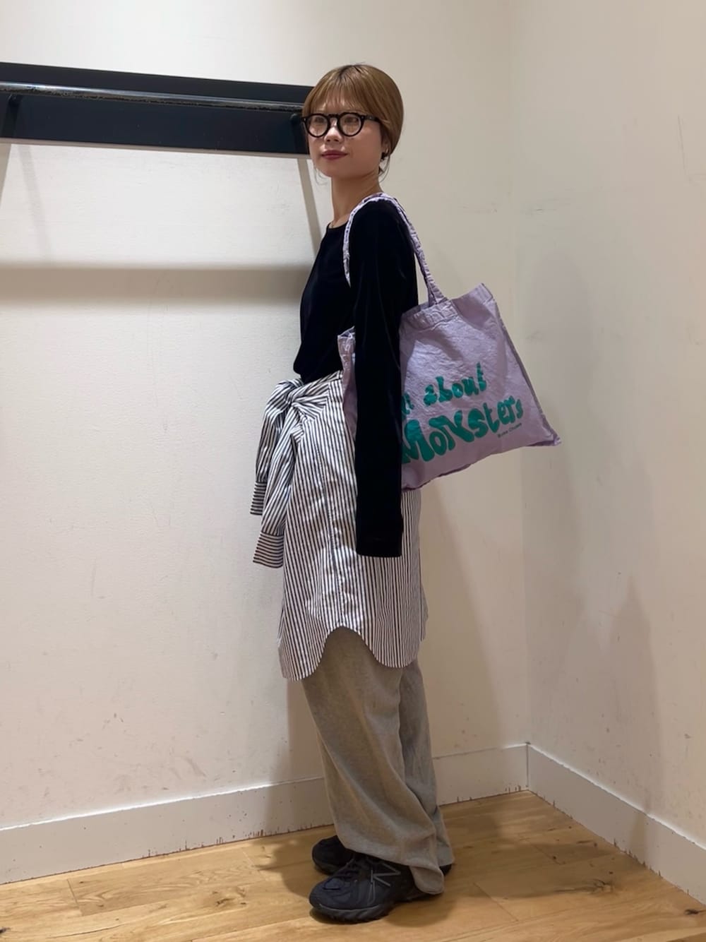 グレー系のその他パンツ、ブラック系のTシャツ/カットソー、パープル系のその他雑貨を着用したレディースの秋コーディネートの1枚目の写真