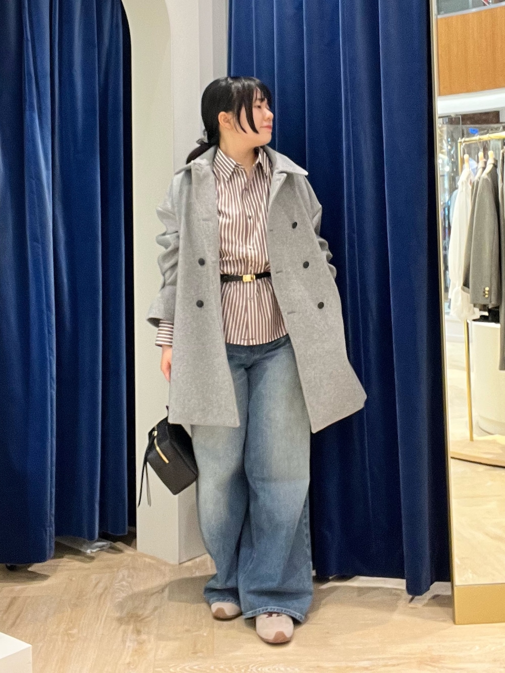 ベージュ系のシャツ/ブラウス、グレー系のピーコート、ブラック系のショルダーバッグを着用したレディースの秋コーディネートの1枚目の写真