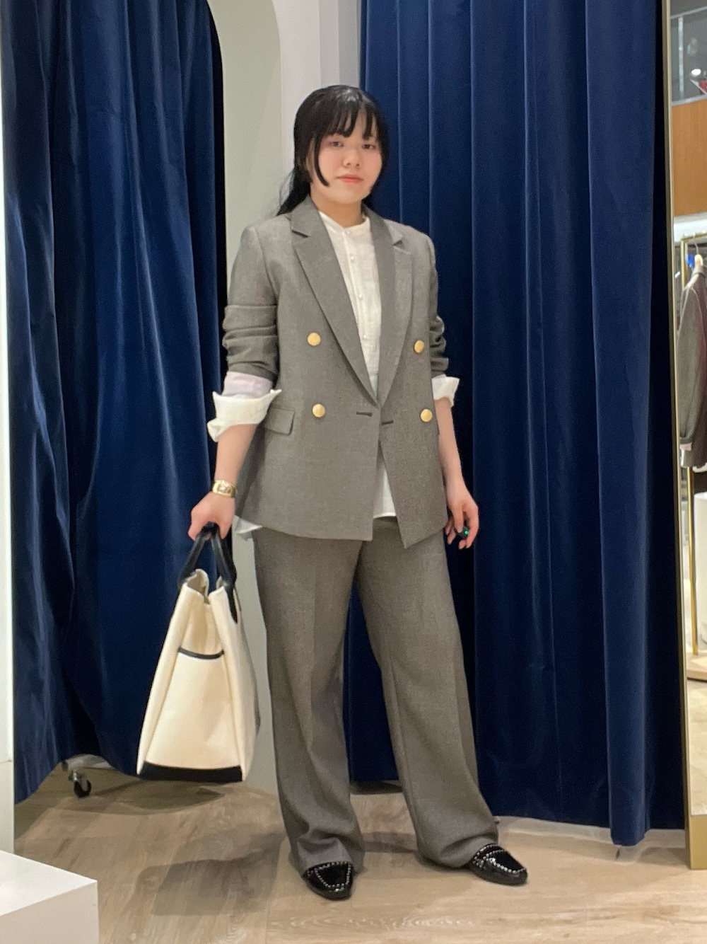 ホワイト系のシャツ/ブラウス、ブラウン系のテーラードジャケット、ブラウン系のその他パンツを着用したレディースの秋コーディネートの1枚目の写真