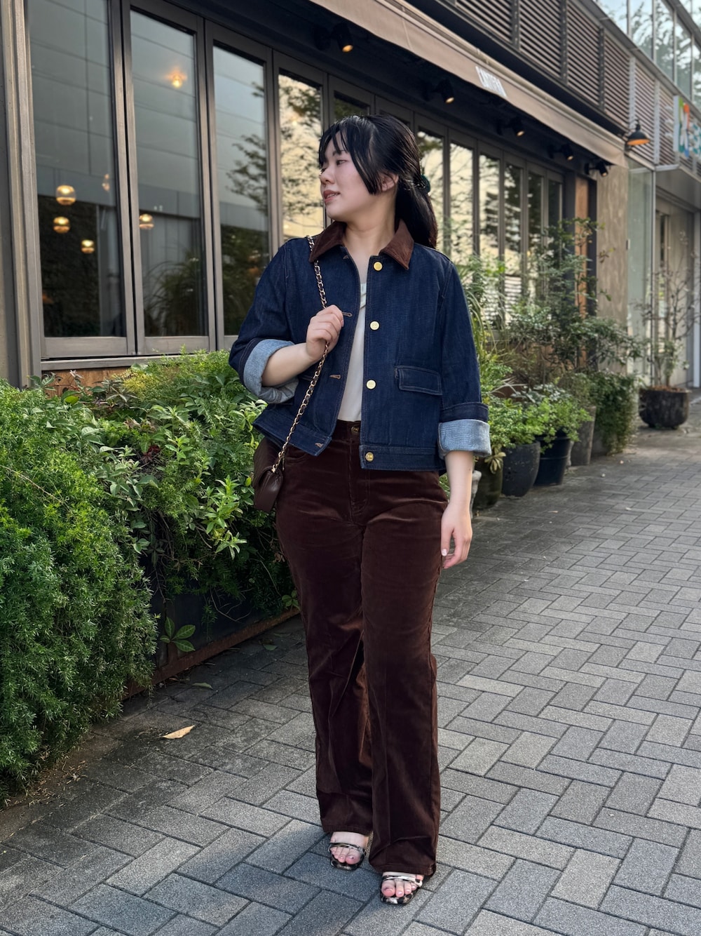 ホワイト系のTシャツ/カットソー、ブルー系のデニムジャケット、ブラウン系のショルダーバッグを着用したレディースの夏コーディネートの1枚目の写真