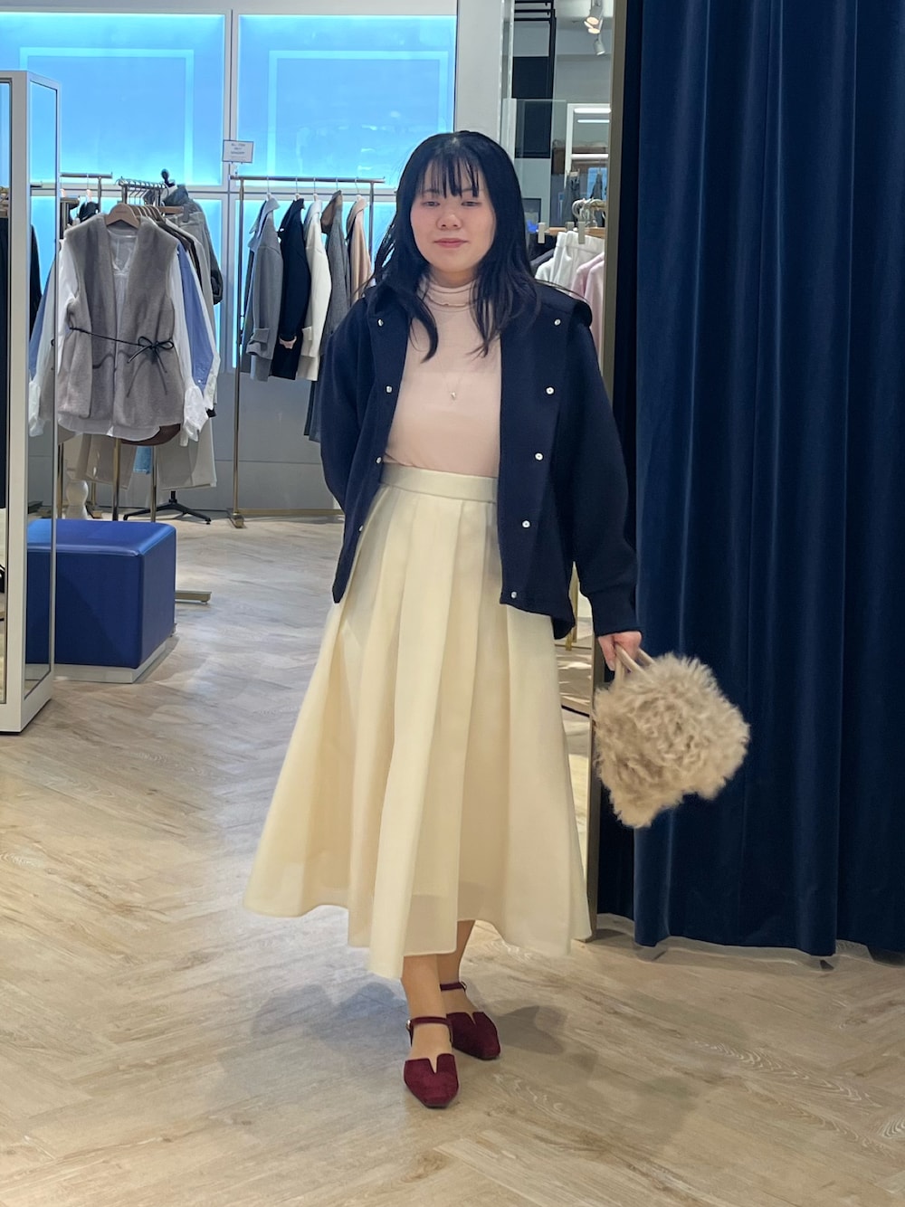 ピンク系のTシャツ/カットソー、ブルー系のブルゾン、ベージュ系のショルダーバッグを着用したレディースの秋コーディネートの1枚目の写真