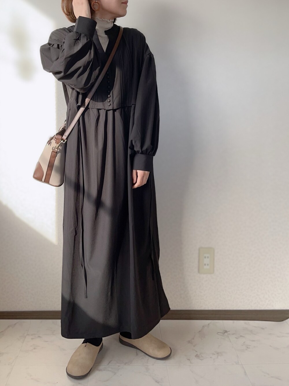 「しまむら、ロングワンピース、ワンピーススタイル、クリスプ、オトナカジュアル、RODE SKO、お洒落さんとつながりたい、ロデスコ、アプレトロ、apretro、Crisp yours」｜「ap retroのレイヤード風ボリューム袖ワンピース（ワンピース、ブラック系）」を使った、uaさん（レディース・153cm）の冬コーディネートの1枚目の写真