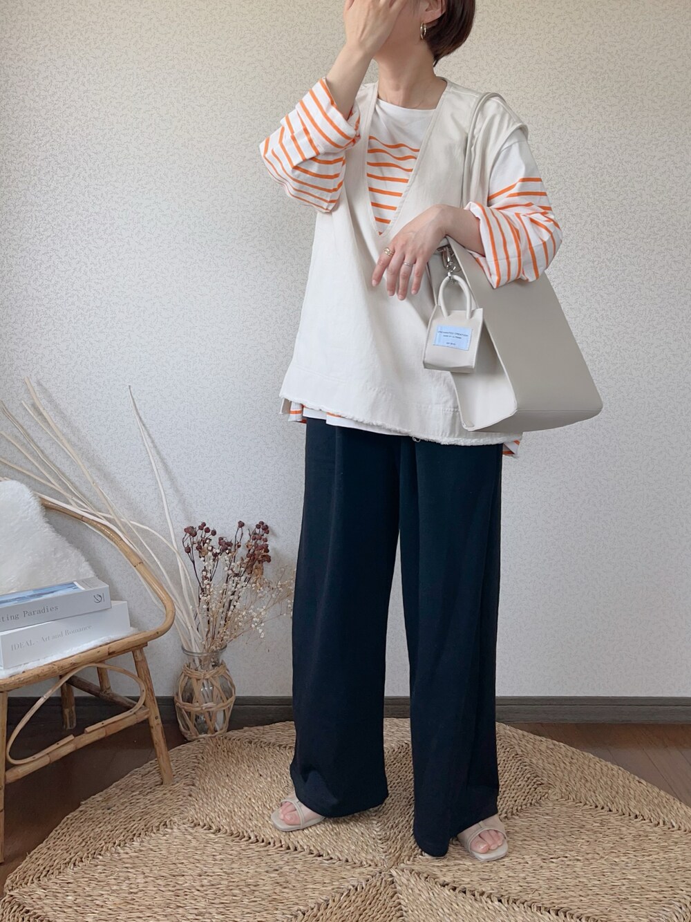 「アプレトロ、apretro、notch.、お出かけコーデ日記、休日スタイル、ベスト、ゆったりコーデ、大人コーデ、低身長コーデ、トートバッグ、ママコーデ」｜「ap retroのスウェットワイドパンツ（スウェットパンツ、ブラック系）」を使った、uaさん（レディース・154cm）の春コーディネートの1枚目の写真