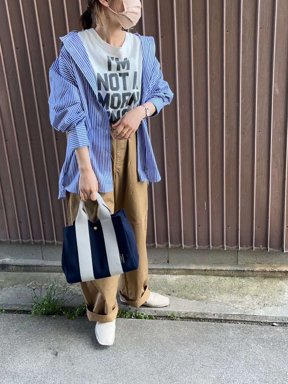 ベージュ系のその他パンツ、ブルー系のシャツ/ブラウス、ホワイト系のTシャツ/カットソーを着用したレディースの春コーディネートの1枚目の写真