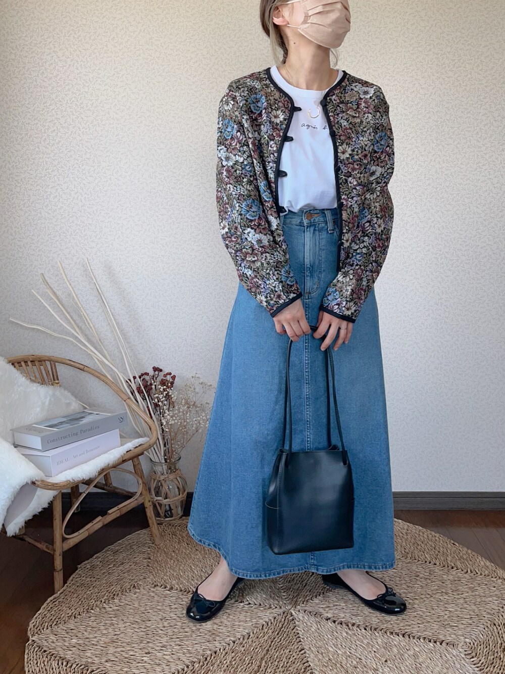 「ごきげんウィーク、アプレトロ、apretro、agnes b.、ロゴT、ゴブラン、ジャケット、お出かけコーデ、デニムスカート」｜「agnes b.のS179 TS ロゴTシャツ（Tシャツ/カットソー、ホワイト系）」を使った、uaさん（レディース・153cm）の春コーディネートの1枚目の写真
