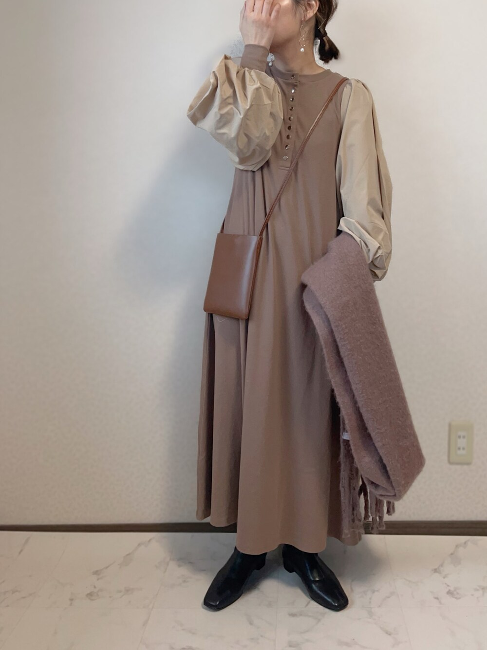 「アプレトロ、apretro、クリスマスに着たい服、シエナ、Ciena、大人コーデ、ロングワンピース」｜「CIENAのフワフワバルキービッグマフラー（マフラー、ブラウン系）」を使った、uaさん（レディース・153cm）の冬コーディネートの1枚目の写真