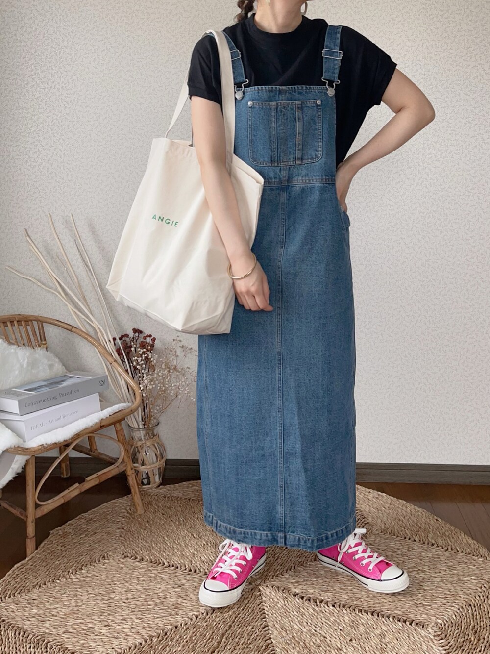 「アプレトロ、apretro、ANGIE VINTAGE、Ciena、初夏コーデ、ジャンパースカート、サロペットスカート、低身長女子、シンプルコーデ、夏だ！Tシャツ着よう！」｜「ANGIEの【UNITED ATHLE】ANGIEロゴトートバック（エコバッグ/サブバッグ、ホワイト系）」を使った、uaさん（レディース・153cm）の春コーディネートの1枚目の写真