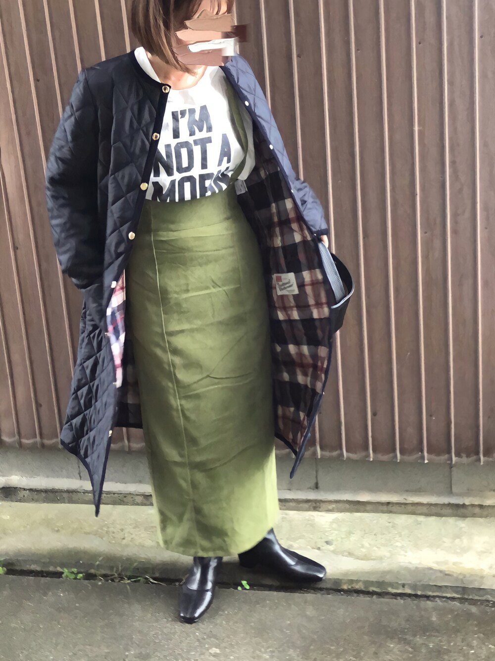 「タイトスカート、ロゴT、ショートブーツ、大人カジュアル、キルティングコート、Traditional Weatherwear、マッキントッシュ フィロソフィー、MACKINTOSH PHILOSOPHY、アプレトロ、apretro」｜「MACKINTOSH PHILOSOPHYのトラディショナルウェザーウェアコラボ≪ARKLEY LONG≫　限定モデル（ノーカラーコート、ブルー系）」を使った、uaさん（レディース・153cm）の秋コーディネートの1枚目の写真