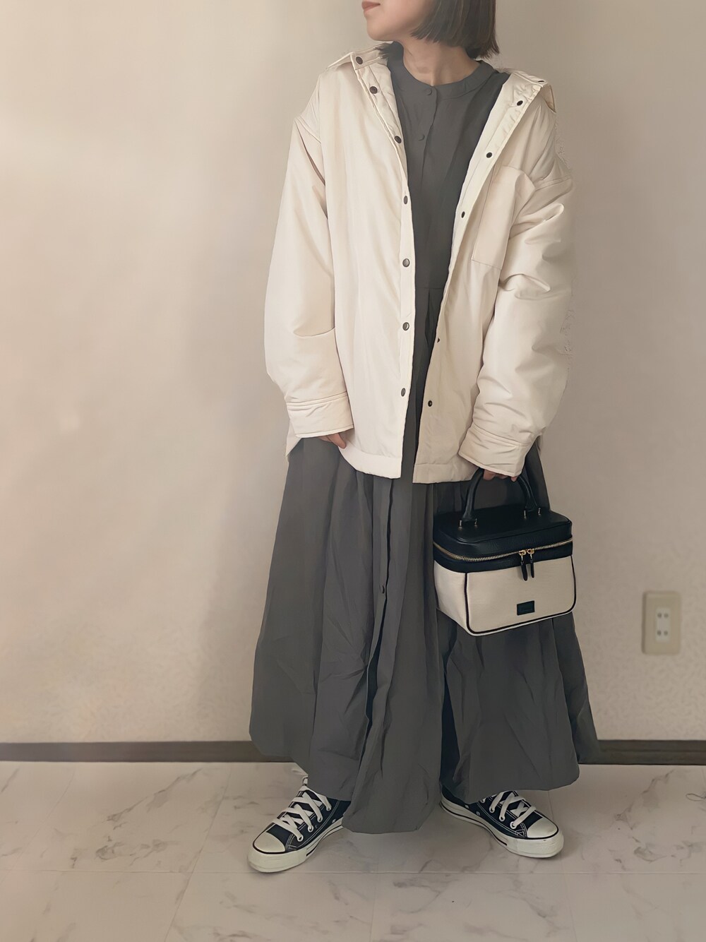 「シャツワンピ、ハイカットスニーカー、低身長コーデ、シャツブルゾン、シエナ、chiiiibag、Ciena、ECRIRE、エクリール、ECRIRE✖︎yun」｜「CIENAの中綿シャツブルゾン（ダウンジャケット/コート、ホワイト系）」を使った、uaさん（レディース・153cm）の冬コーディネートの1枚目の写真
