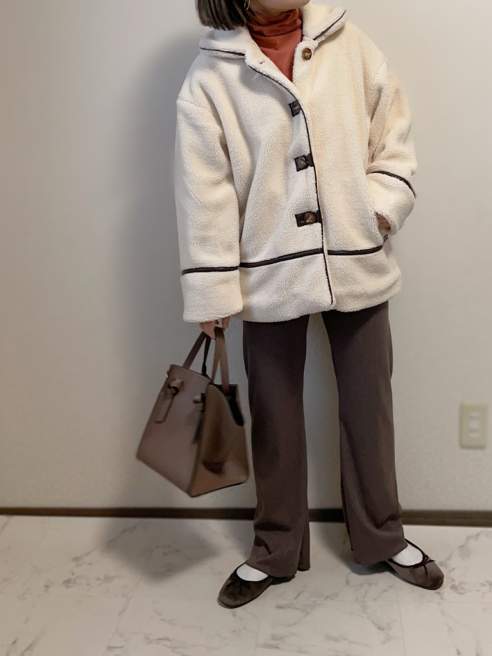 「クリスプ、Crisp、私の推しブランド、nostalgia、ボアコート、リブパンツ、パイピング、大人カジュアル、ボアジャケット」｜「SAISON DE PAPILLONの4サイズゴールドフープピアス（ピアス（両耳用）、ゴールド系）」を使った、uaさん（レディース・153cm）の冬コーディネートの1枚目の写真