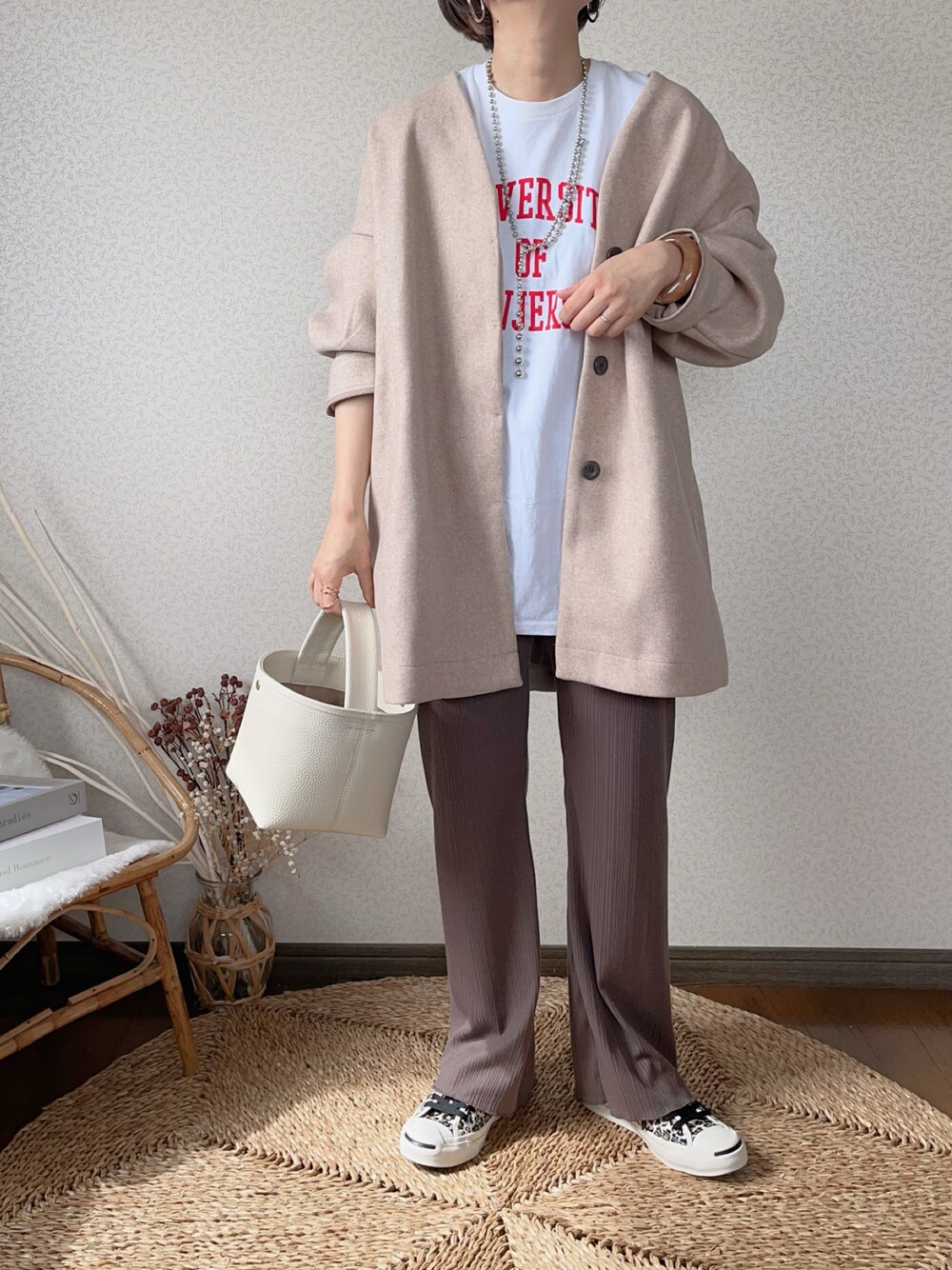 「ANGIE VINTAGE、秋ルック紹介するよ、アンジーヴィンテージ、秋コーデ、コクーンコート、秋服準備はじめました、きれいめカジュアル、ロゴT」｜「ANGIEのGILDANカレッジロゴオーバーサイズTシャツ（半袖）（Tシャツ/カットソー、ホワイト系）」を使った、uaさん（レディース・154cm）の秋コーディネートの1枚目の写真