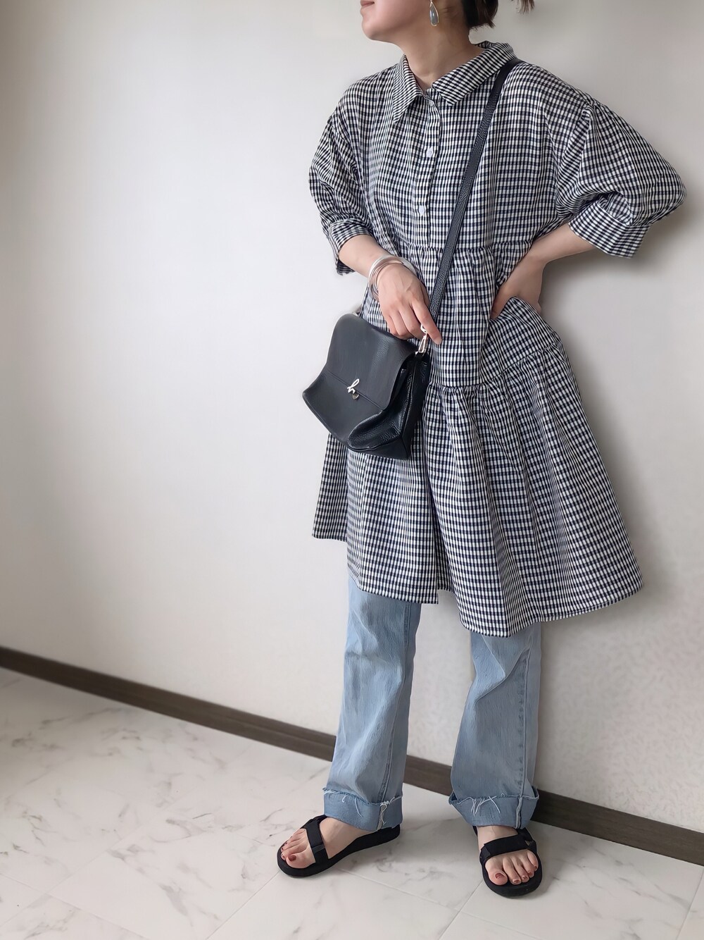 「mysaliina、ミサリナ、クリスプ、Crisp、大人カジュアル、ギンガムチェック、大人かわいい、teva、ママコーデ」｜「Mysa&LiinaのAラインティアードシャツワンピース（ワンピース、ブラック系）」を使った、uaさん（レディース・153cm）の夏コーディネートの1枚目の写真