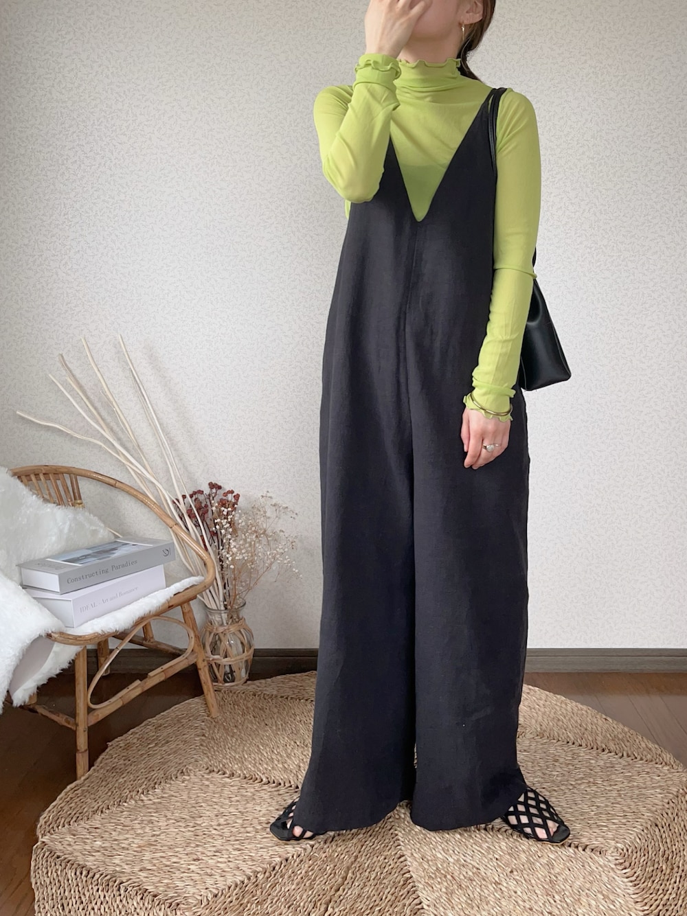 「HANNE、アン、シアートップス、シースルー、FORK&SPOON、リネンサロペット、お出かけコーデ、きれいめカジュアル、低身長コーデ」｜「HANNEのシースルーカットソー（Tシャツ/カットソー、グリーン系）」を使った、uaさん（レディース・153cm）の春コーディネートの1枚目の写真