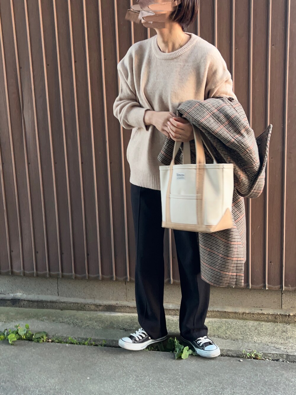 「エクリール、ECRIRE、ニット、チェックコート、秋冬コーデ、クリスマスに着たい服、休日コーデ、ステンカラーコート」｜「ECRIREのドロップショルダーカラーニット（ニット/セーター、ホワイト系）」を使った、uaさん（レディース・154cm）の冬コーディネートの1枚目の写真