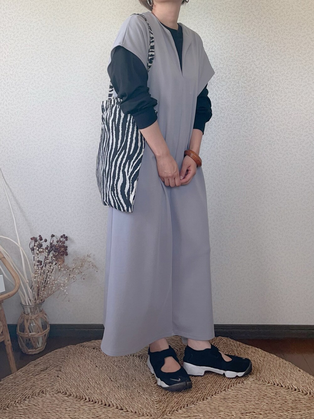 「シンプルコーデ、大人カジュアル、休日スタイル、ラクチンコーデ、秋服、低身長コーデ、ママコーデ」｜「ap retroの深スリットジャンスカ（ワンピース、グレー系）」を使った、uaさん（レディース・154cm）の夏コーディネートの1枚目の写真