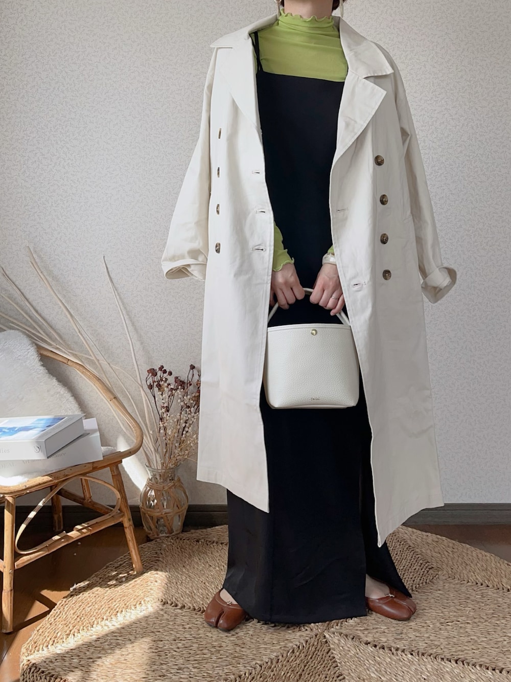 「アプレトロ、apretro、春服デビュー宣言、Fizz、トレンチコート、キャミワンピ、シアートップス、春、春服みてみて、低身長、春アウター」｜「ap retroのスリットロングキャミワンピース（ワンピース、ブラック系）」を使った、uaさん（レディース・154cm）の春コーディネートの1枚目の写真
