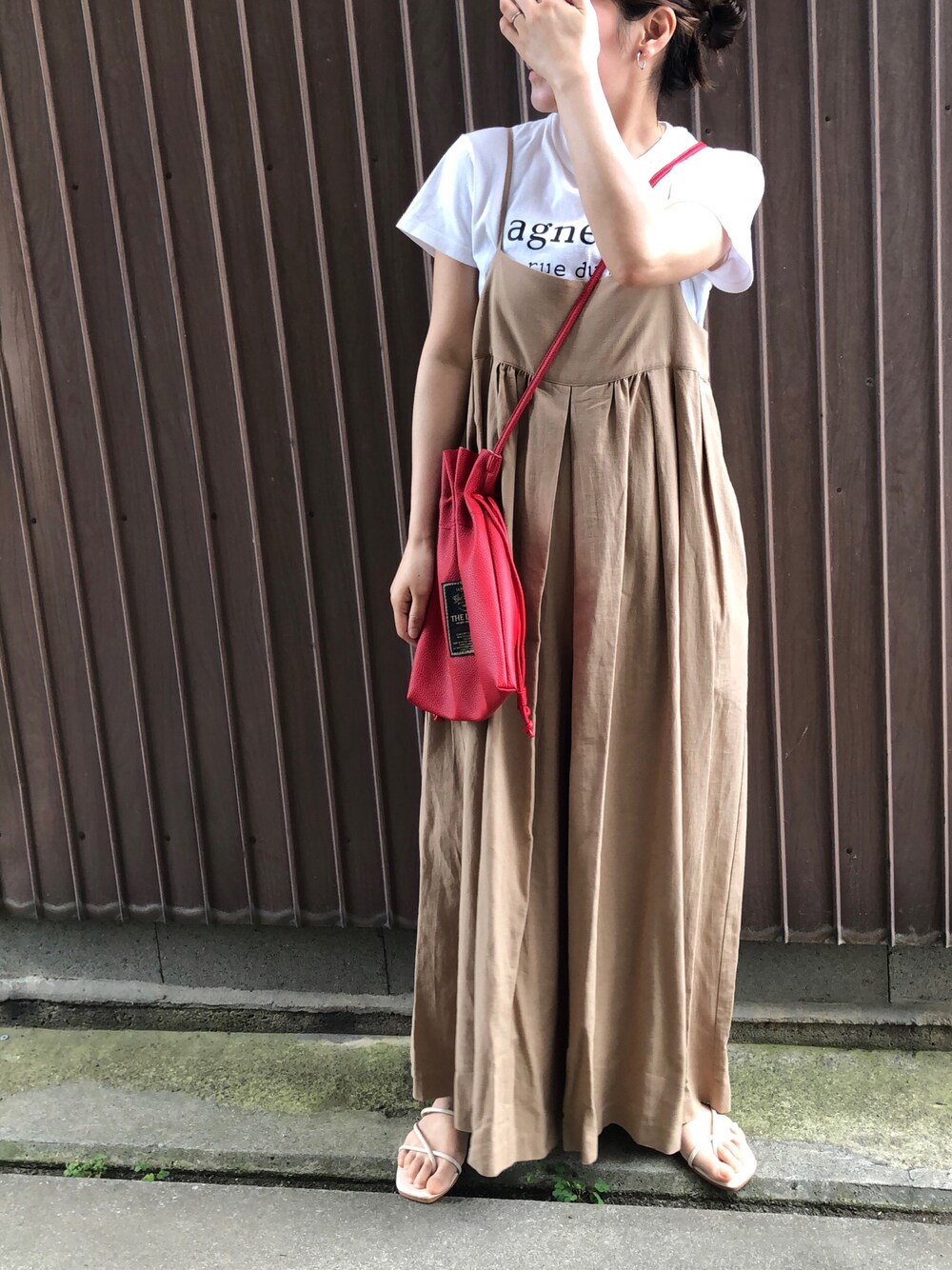 「コーナーズ、corners、COOLなこのコが仲間入り、ROSSO、URBAN RESEARCH ROSSO、オトナカジュアル、オールインワン、ママコーデ、休日コーデ、ゆるコーデ」｜「F by ROSSOのF by ROSSO　リネン混タックキャミオールインワン（サロペット/オーバーオール、ベージュ系）」を使った、uaさん（レディース・153cm）の夏コーディネートの1枚目の写真