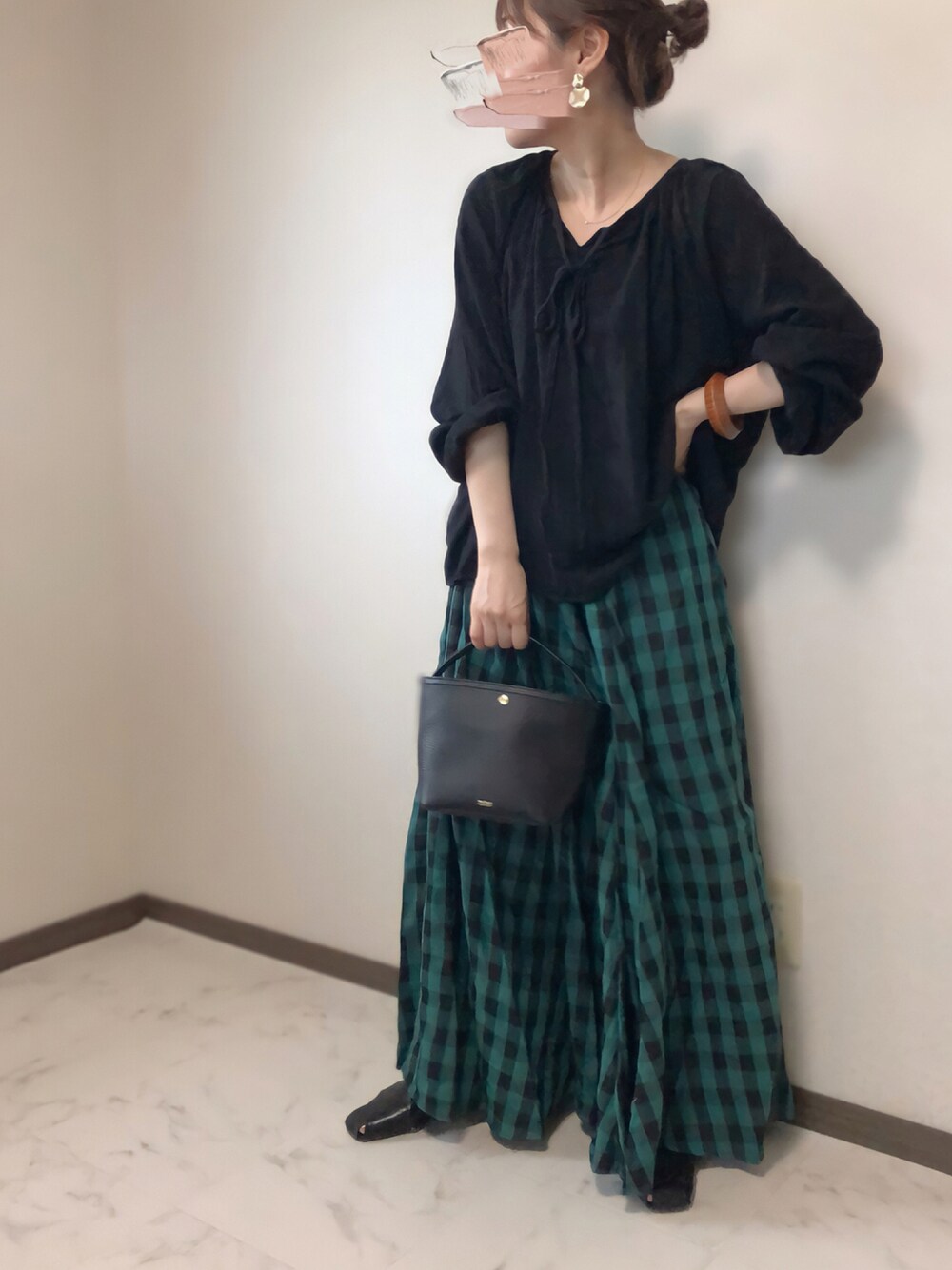 「アプレトロ、apretro、クリスプ、Crisp yours、Crisp、ch!iiibag、チェックスカート、秋のコーデ、秋服準備はじめました」｜「Crisp yoursの【WEB限定】リボンスモックブラウス（シャツ/ブラウス、ブラック系）」を使った、uaさん（レディース・153cm）の夏コーディネートの1枚目の写真