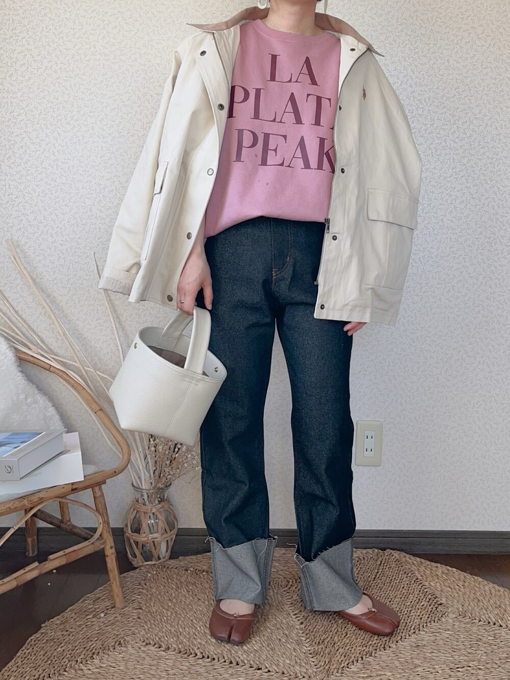 「notch.、カバーオール、ロールアップデニム、ロールアップ、春服デビュー宣言、お出かけコーデ、大人カジュアル、キレイめカジュアル、低身長」｜「notch.の【ヒルナンデス！紹介商品】11OZ生デニムロールアップパンツ（デニムパンツ、ブラック系）」を使った、uaさん（レディース・154cm）の春コーディネートの1枚目の写真