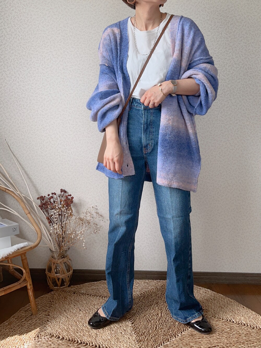「初秋コーデ、秋のコーデ、fredy emue、ニットカーディガン、EDWIN、エドウィン、秋服コーデ、低身長コーデ、SKAGEN」｜「EDWINのessentials ハイウエストフレアデニムパンツ（デニムパンツ、ブルー系）」を使った、uaさん（レディース・154cm）の秋コーディネートの1枚目の写真