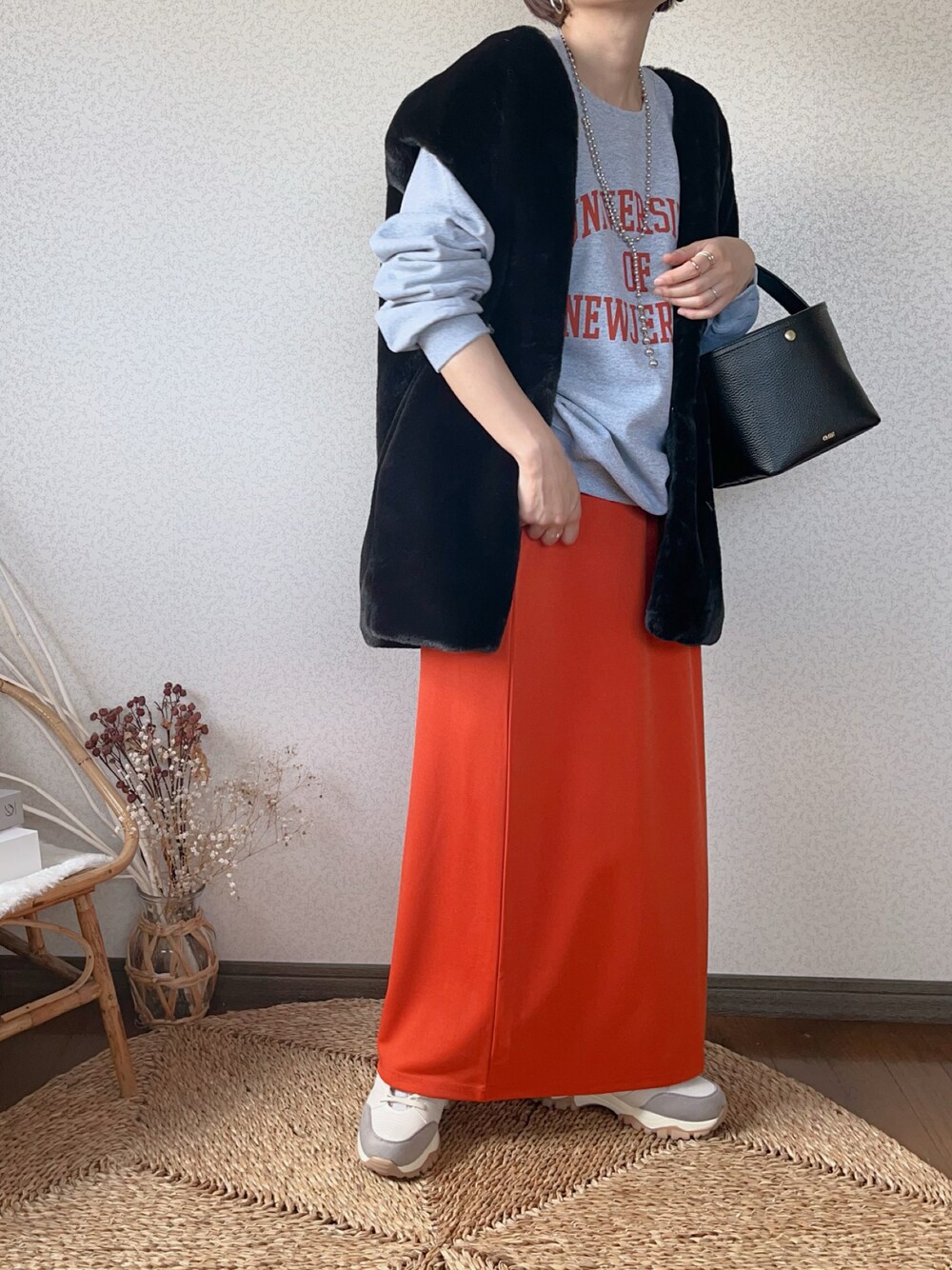 「アンジーヴィンテージ、ANGIE VINTAGE、ロゴスウェット、ファーベスト、秋服、大人カジュアル、秋コーデ、ダッドスニーカー」｜「ANGIEの【2022年秋冬新色追加】GILDANカレッジロゴオーバーサイズスウェット（スウェット、グレー系）」を使った、uaさん（レディース・154cm）の秋コーディネートの1枚目の写真