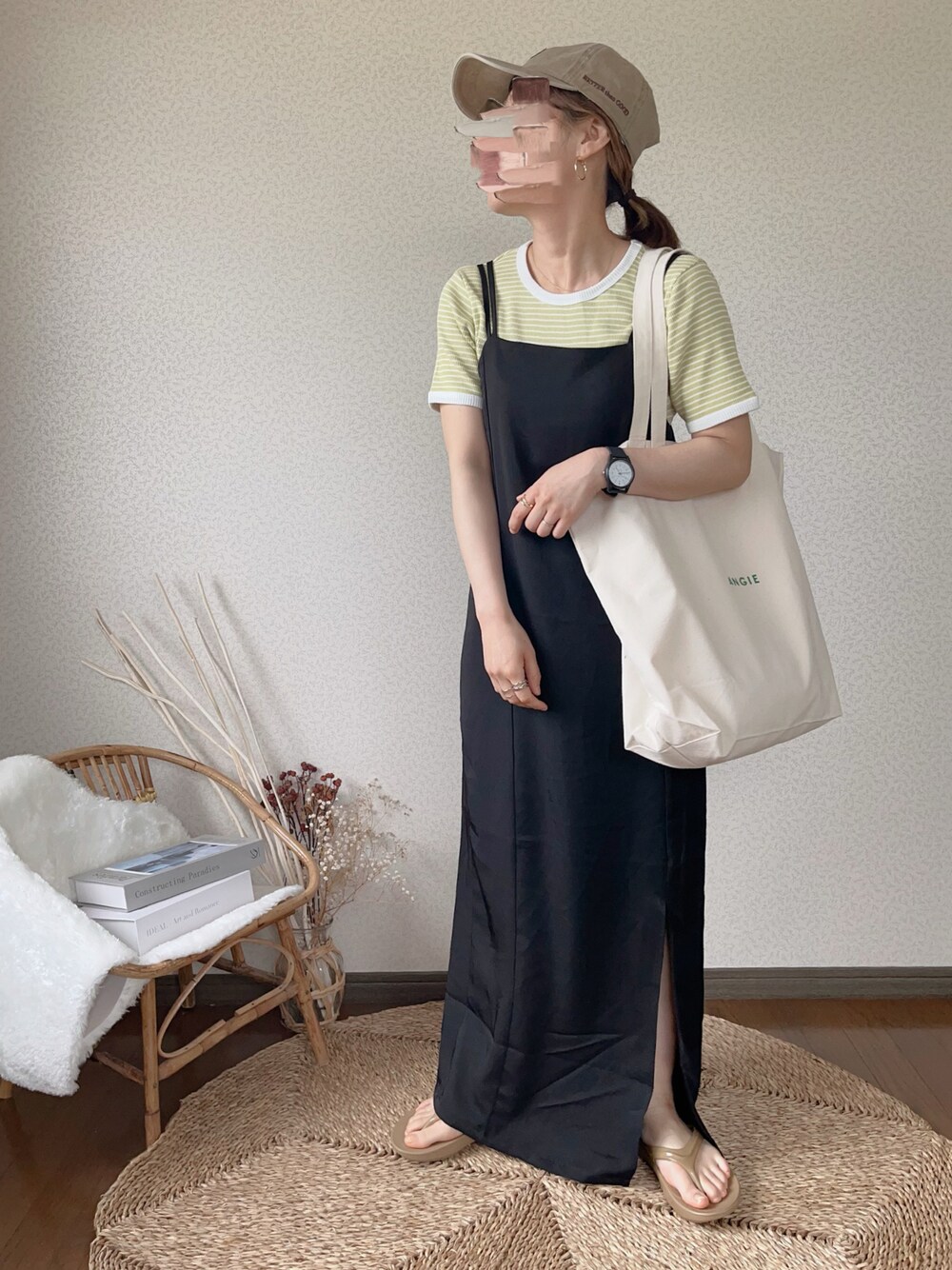 「アプレトロ、apretro、キャミワンピ、tiptop、ANGIE VINTAGE、ロゴトート、oofos、オトナ女子、お出かけコーデ、休日スタイル」｜「ap retroのスリットロングキャミワンピース（ワンピース、ブラック系）」を使った、uaさん（レディース・153cm）の夏コーディネートの1枚目の写真