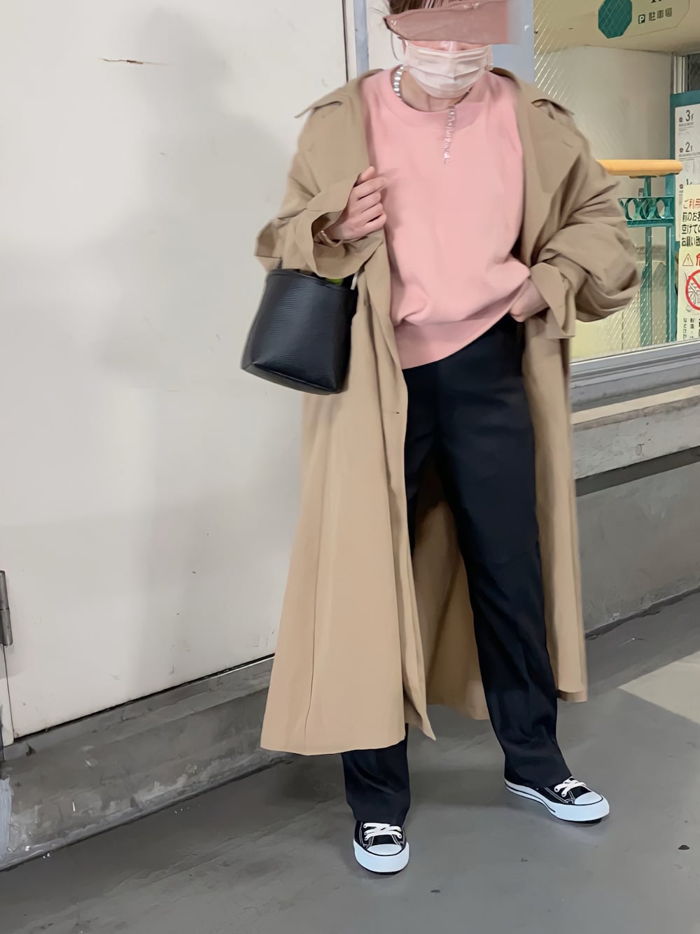 「Wrangler、LEE、leejapan、anq.、Libra、トレンチコート、センタープレス、ドレスパンツ」｜「WranglerのWRANCHER/ランチャー ドレスパンツ（スラックス、ブラック系）」を使った、uaさん（レディース・154cm）の春コーディネートの1枚目の写真