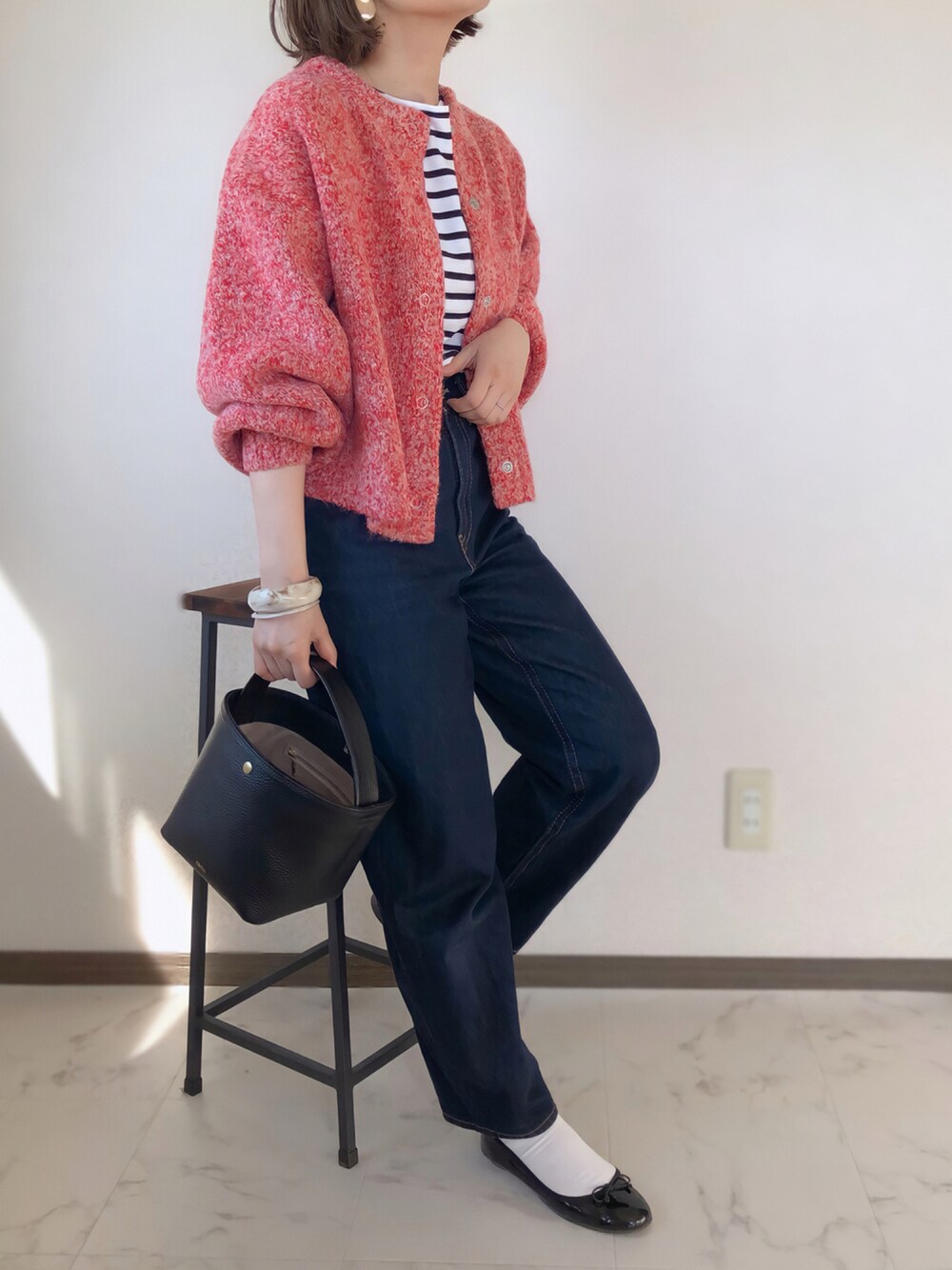 「カーディガン、秋のコーデ、ボーダートップス、シンプルコーデ、Levis、chiiiibag、秋服準備はじめました、HERCLOSET、だから秋服が好き」｜「HER CLOSETの【shemoshelly】アルパカMIXヤーンボリューム袖2WAYカーディガン（カーディガン/ボレロ、レッド系）」を使った、uaさん（レディース・153cm）の秋コーディネートの1枚目の写真