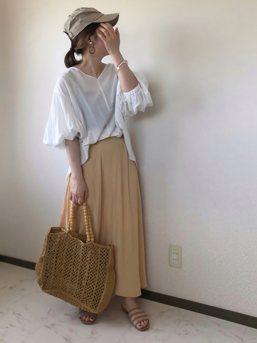 「coen、グリーンレーベル リラクシング、green label relaxing、あしながおじさん、byあしながおじさん、ニューハッタン、ZARA、休日スタイル、低身長コーデ、coen by sizu」｜「green label relaxingのFFC プリーツ スリーブ Vネック ブラウス（シャツ/ブラウス、ホワイト系）」を使った、uaさん（レディース・153cm）の夏コーディネートの1枚目の写真