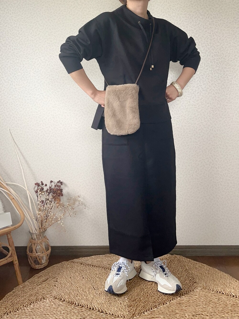 「秋冬コーデ、セットアップ、ikka、秋服、お出かけコーデ、シンプルスタイル、大人カジュアル、タイトスカート、ダンボール素材」｜「ikkaの【雑誌InRed11月号掲載】【セットアップ対応／親子おそろい】GOKU楽 ダンボールニットスピンドルプルオーバー（スウェット、ブラック系）」を使った、uaさん（レディース・153cm）の秋コーディネートの1枚目の写真