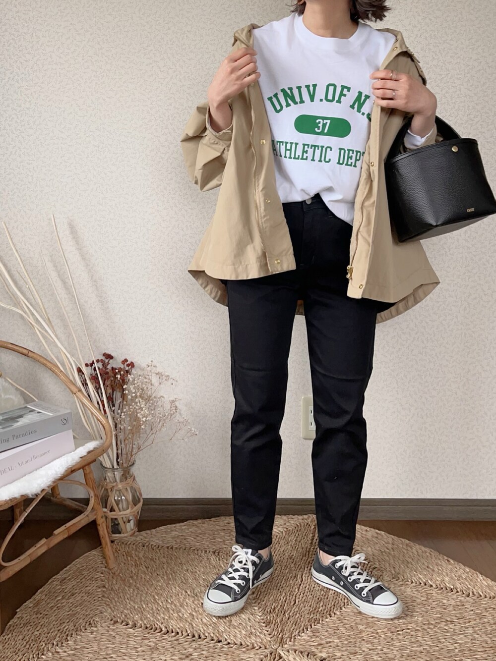 「春カラー、春コーデ、LEE、マウンテンパーカー、大人カジュアル、ANGIE VINTAGE、ロゴT、ワントーンコーデ、コンバース、低身長」｜「LeeのLee/リー【新定番】人気のストレッチジェギンス すっきり9分丈パンツ（デニムパンツ、ブラック系）」を使った、uaさん（レディース・154cm）の春コーディネートの1枚目の写真