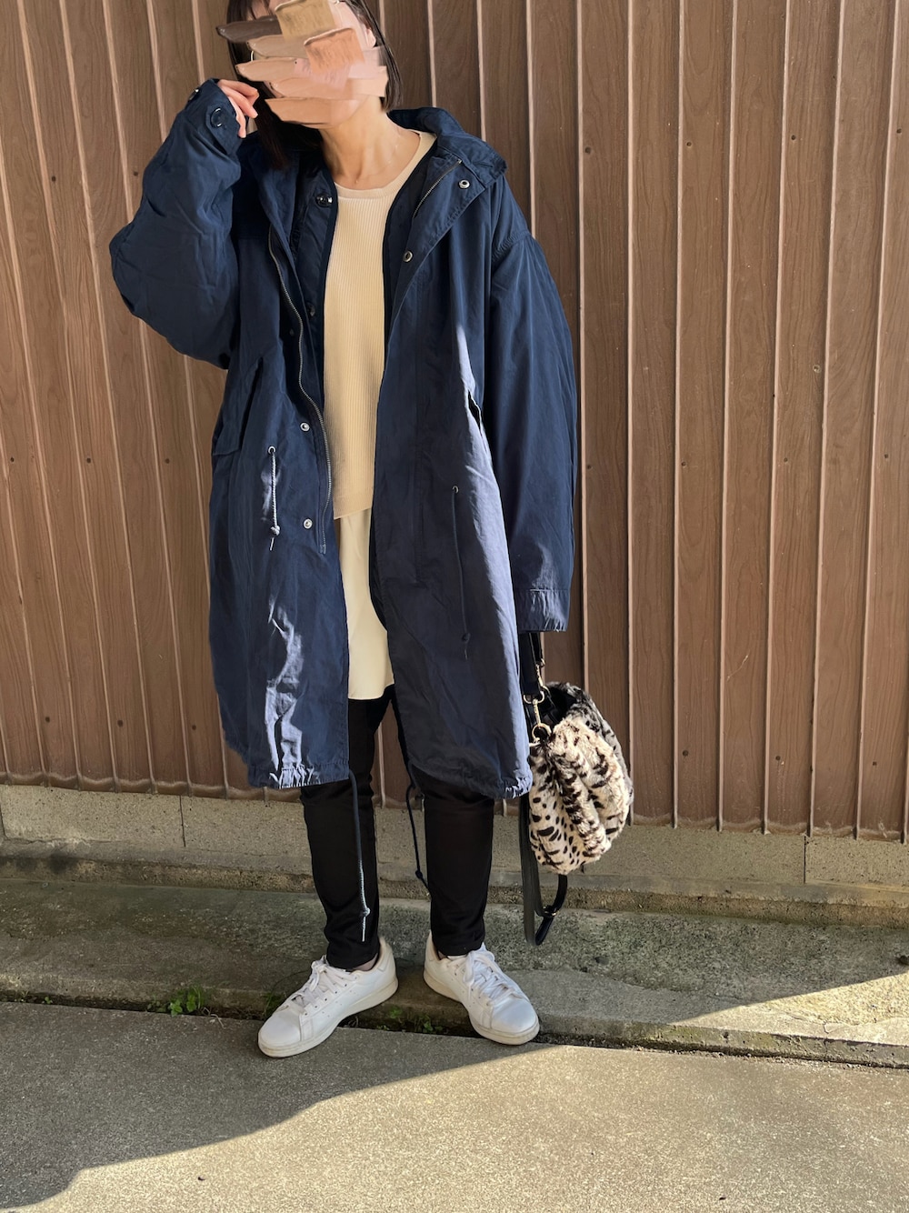 ブルー系のモッズコート、ベージュ系のニット/セーター、その他のショルダーバッグを着用したレディースの秋コーディネートの1枚目の写真