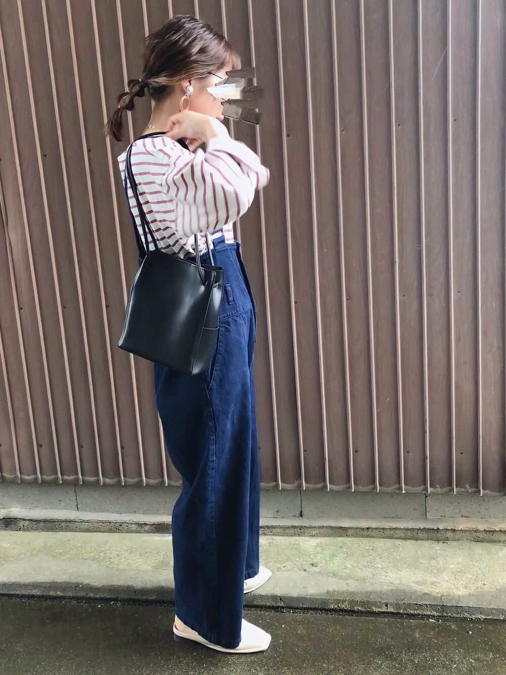 「クリスプ、Crisp yours、秋カラー、アプレトロ、apretro、サロペット、ボーダートップス、秋のコーデ」｜「Crisp yoursの【WEB限定】ルーズボーダーTシャツ（Tシャツ/カットソー、ピンク系）」を使った、uaさん（レディース・153cm）の夏コーディネートの1枚目の写真