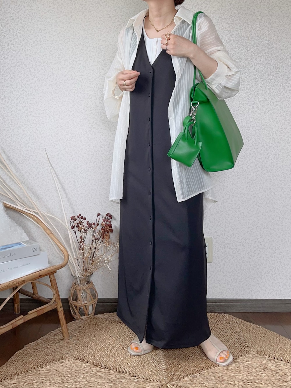 「大人カジュアル、お出かけコーデ、アプレトロ、apretro、ジャンスカ、ANGIE VINTAGE、シアーシャツ、notch.、トートバッグ、シアーサンダル、休日スタイル、夏コーデ」｜「ap retroのVネックロングジャンスカ/ ２WAY（前後）着用可能（ジャンパースカート、ブラック系）」を使った、uaさん（レディース・154cm）の春コーディネートの1枚目の写真