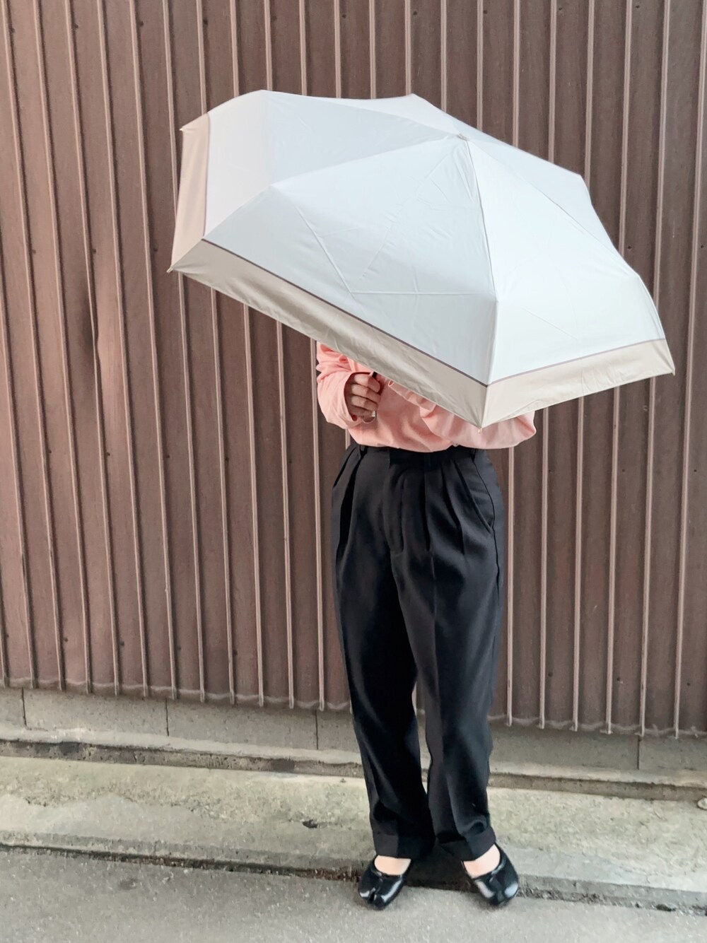 「ウォーターフロント、waterfront、晴雨兼用、折り畳み傘、折りたたみ傘」｜「Waterfrontの日傘　ネオミニ UVブロック 折 51cm（折りたたみ傘、ベージュ系）」を使った、uaさん（レディース・154cm）の春コーディネートの1枚目の写真