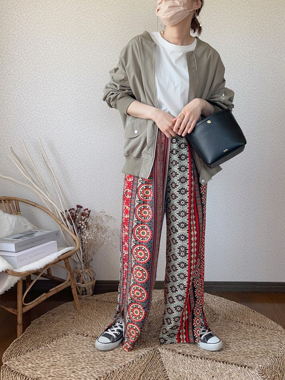 「コーナーズ、corners、エスニック、ワイドパンツ、FREDY&GLOSTER、fredy repit、MA-1、chiiiibag、お出かけコーデ、休日スタイル、春アウター」｜「fredy repitの【WEB限定】MA1　ビッグシルエット ブルゾン（MA-1、グリーン系）」を使った、uaさん（レディース・154cm）の春コーディネートの1枚目の写真