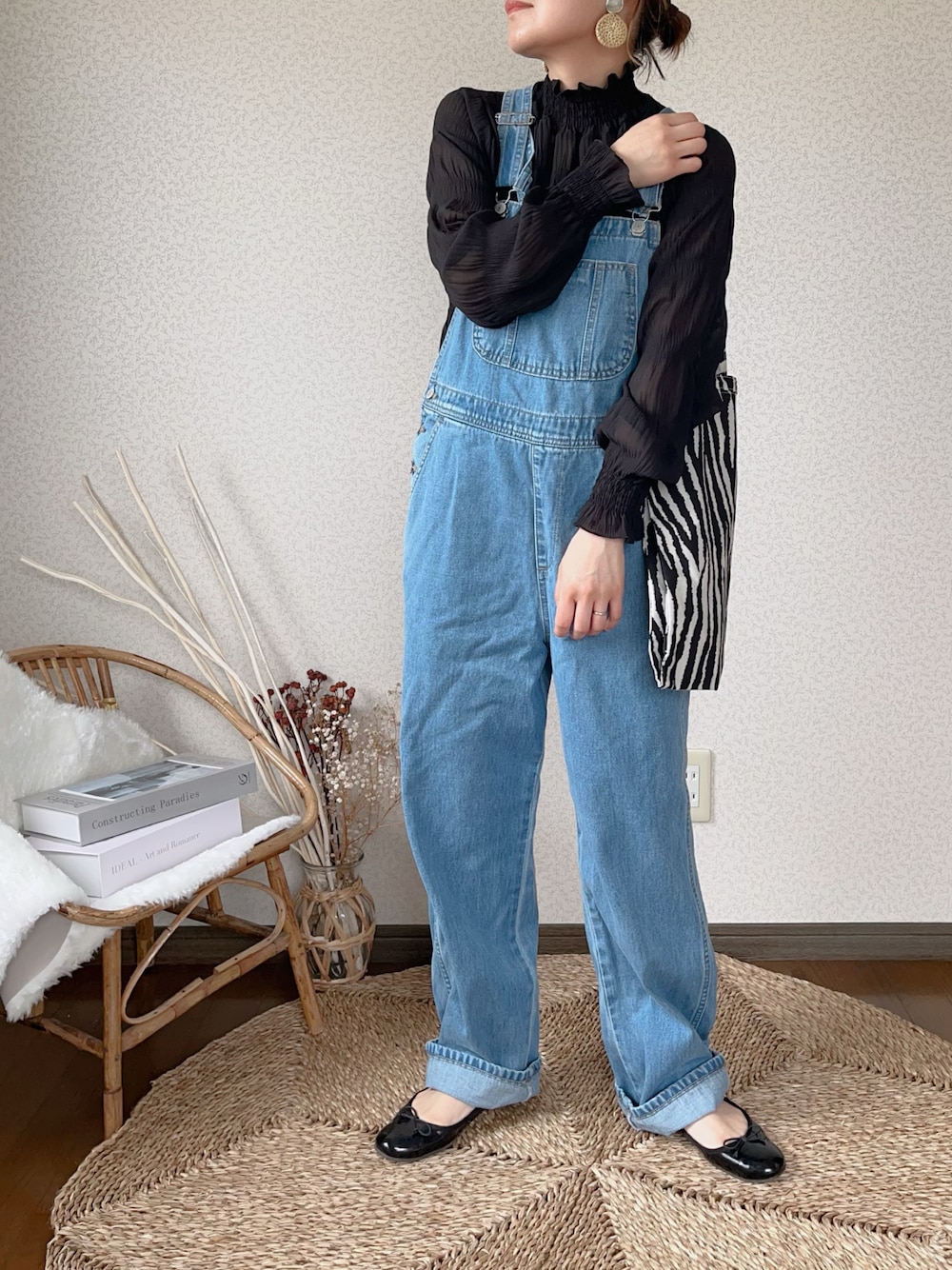 「LVEU.、ラブユ.、シフォンブラウス、デニムサロペット、SOMETHING、something_jean、春コーデ、カジュアルコーデ、きれいめカジュアル」｜「LVEU.のHigh neck chiffon tops / ハイネックシフォントップス（Tシャツ/カットソー、ブラック系）」を使った、uaさん（レディース・153cm）の春コーディネートの1枚目の写真
