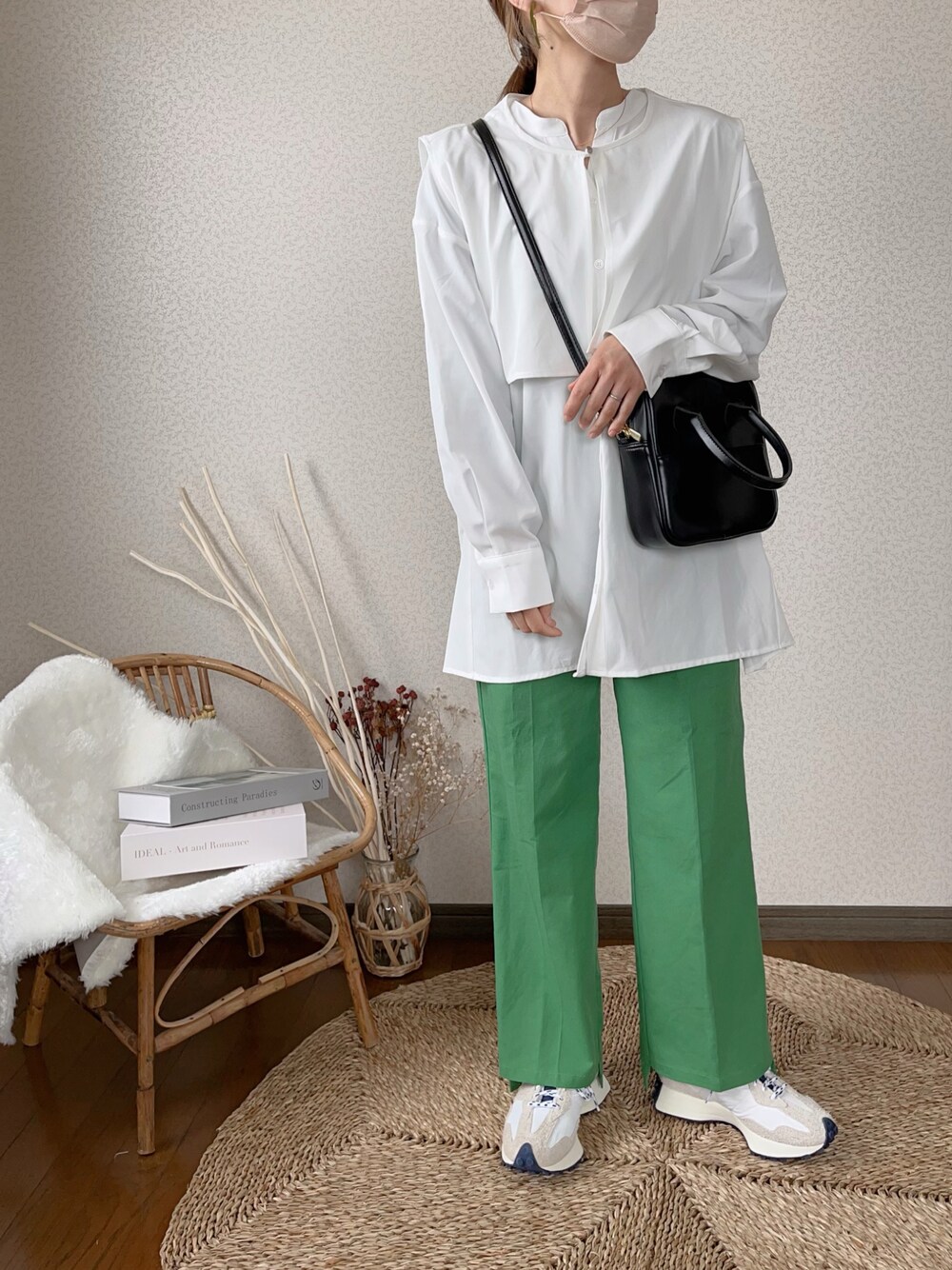 グリーン系のその他パンツ、ホワイト系のシャツ/ブラウス、ブラック系のハンドバッグを着用したレディースの冬コーディネートの1枚目の写真