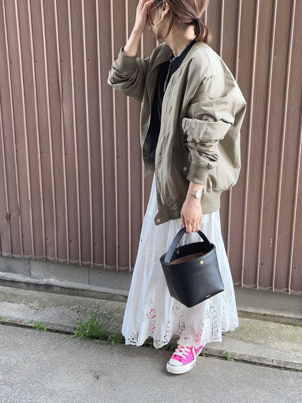 グリーン系のMA-1、ブラック系のTシャツ/カットソー、ホワイト系のスカートを着用したレディースの春コーディネートの1枚目の写真