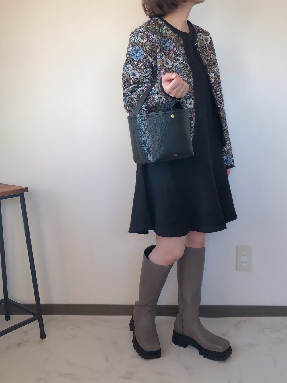 「秋のコーデ、ゴブラン、ロングブーツ、MIIA、ミニワンピ、byあしながおじさん、chiiiibag、アプレトロ、apretro、だから秋服が好き」｜「ap retroのゴブランノーカラージャケット【ZOZOTOWN限定商品】（ノーカラージャケット、ブラック系）」を使った、uaさん（レディース・153cm）の秋コーディネートの1枚目の写真