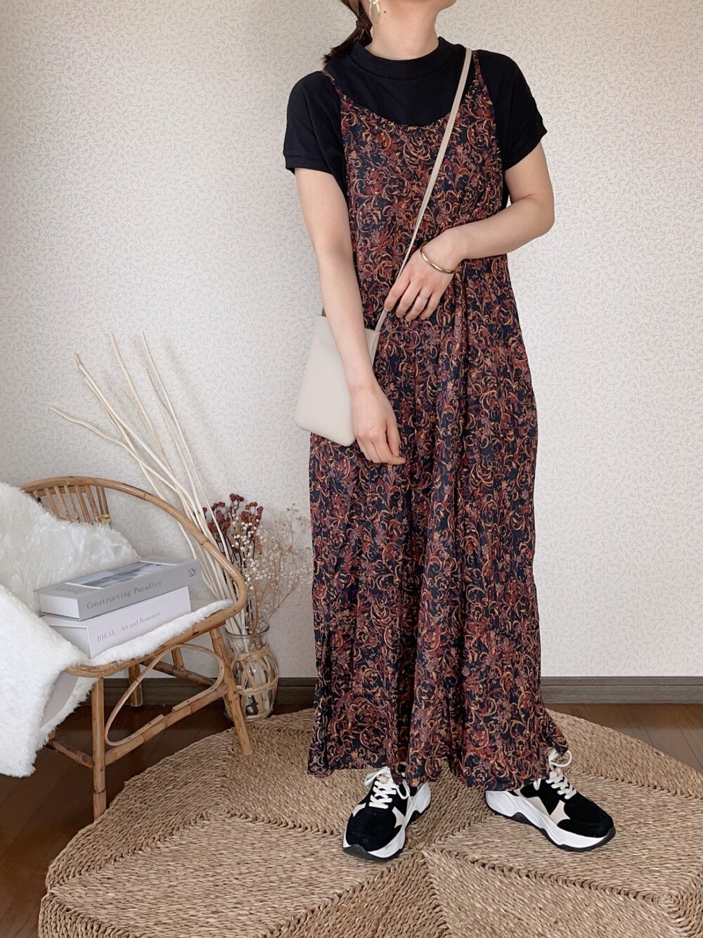 「ANGIE VINTAGE、Angie、キャミワンピ、Ciena、シエナ、Lucida、ダッドスニーカー、休日スタイル、夏コーデ」｜「ANGIEのインドバックリボンキャミワンピース（ワンピース、ブラック系）」を使った、uaさん（レディース・153cm）の春コーディネートの1枚目の写真
