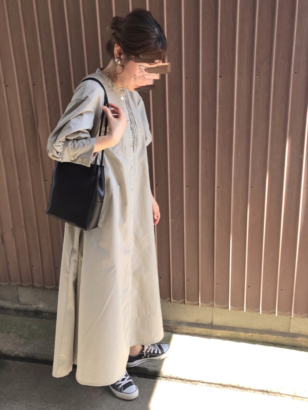 「秋先取りコーデ、HER CLOSET、Crisp yours、クリスプ、秋のコーデ、ロングワンピース、ピンタックワンピース、コンバース、オールスター、低身長」｜「HER CLOSETの【HERCLOSET】着丈2タイプのピンタックバンドカラーシャツワンピース（シャツワンピース、グリーン系）」を使った、uaさん（レディース・153cm）の夏コーディネートの1枚目の写真