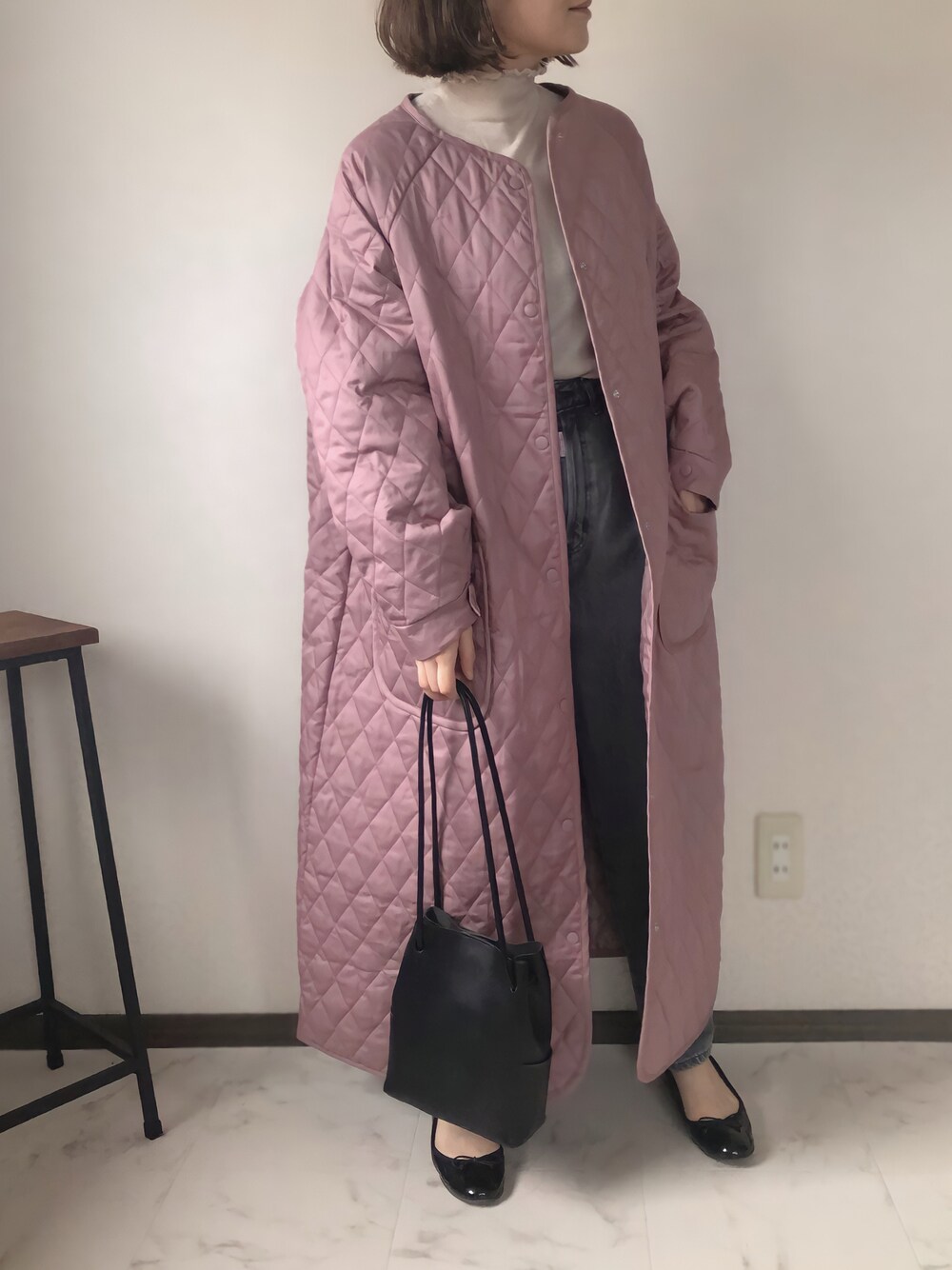 ピンク系のノーカラーコート、ベージュ系のTシャツ/カットソー、グレー系のデニムパンツを着用したレディースの秋コーディネートの1枚目の写真