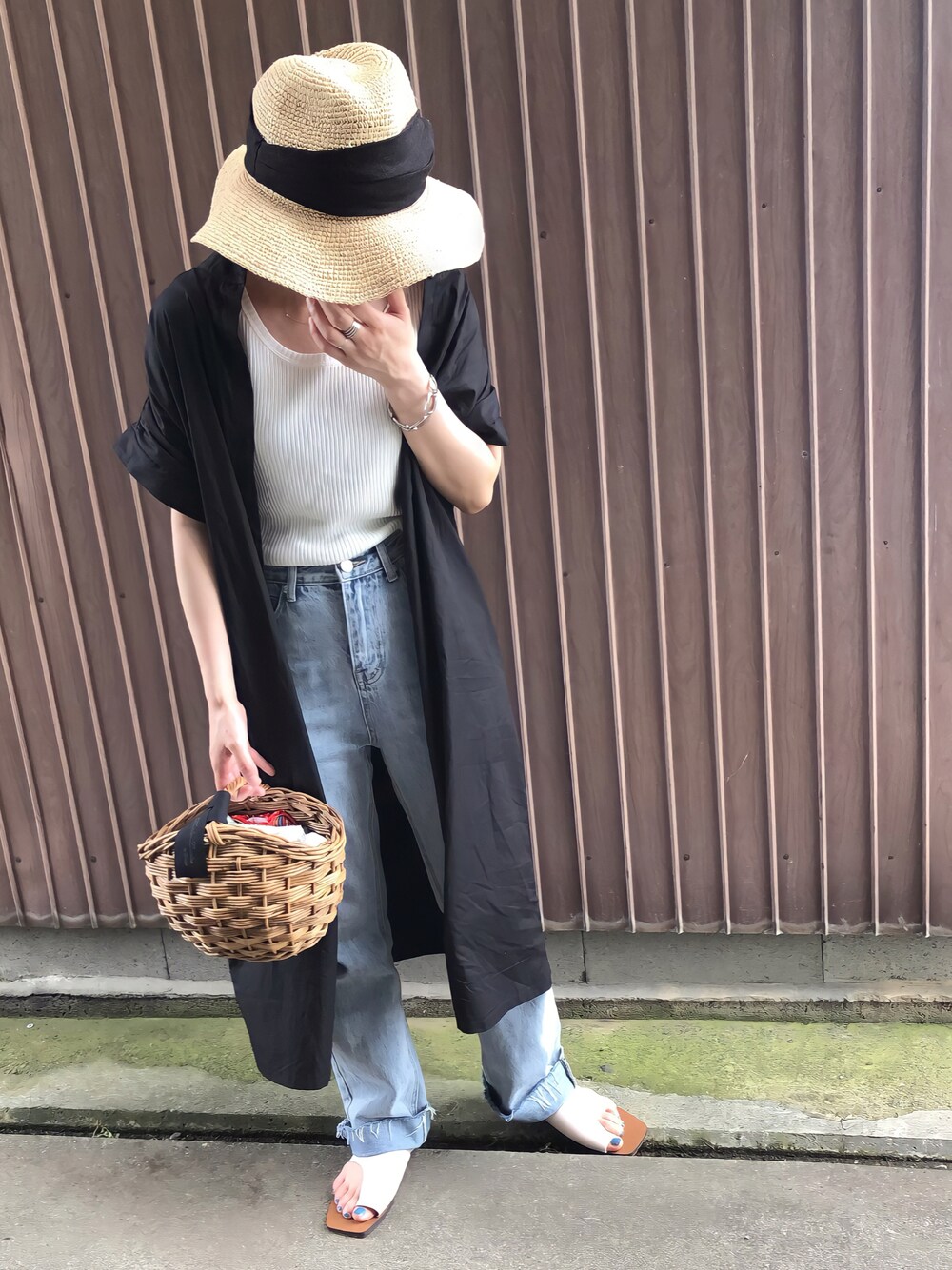 「クリスプ、Crisp yours、Crisp、夏コーデ、シャツワンピ、低身長コーデ、大人女子、麦わら帽子、休日スタイル、サンダル」｜「Crisp yoursの【WEB限定】フレンチスリーブシャツワンピース（シャツワンピース、ブラック系）」を使った、uaさん（レディース・153cm）の夏コーディネートの1枚目の写真