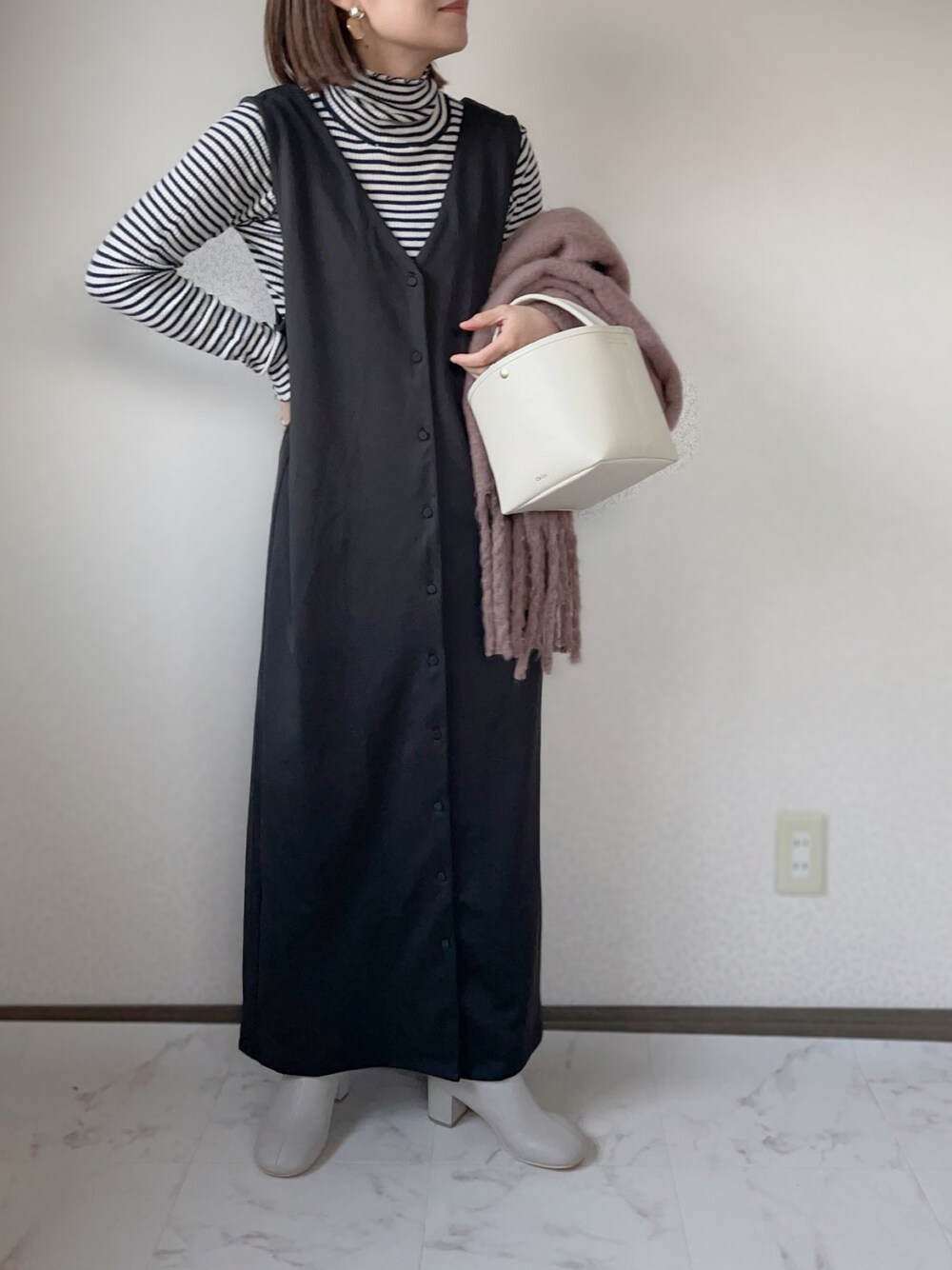 「apretro、アプレトロ、シエナ、Ciena、クリスマスに着たい服、オトナ女子、chiiiibag、ショートブーツ、アンクルブーツ、おしゃれさんと繋がりたい、ジャンスカ」｜「ap retroのVネックロングジャンスカ/ ２WAY（前後）着用可能（ジャンパースカート、ブラック系）」を使った、uaさん（レディース・153cm）の冬コーディネートの1枚目の写真