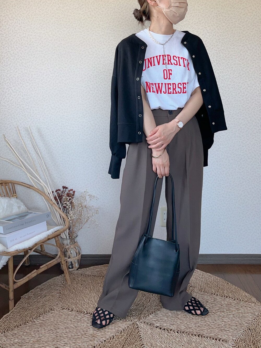 ホワイト系のTシャツ/カットソー、ブラウン系のスラックス、ブラック系のカーディガン/ボレロを着用したレディースの春コーディネートの1枚目の写真