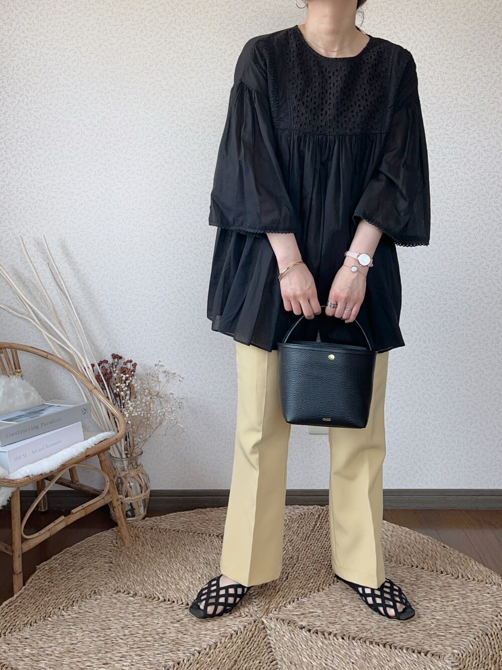 「Hunch、オトナカジュアル、Fossil、FOSSILSTYLE、フォッシル、センタープレス、フレアパンツ、きれいめカジュアル」｜「SPINNSの【ヒルナンデス!紹介商品】【14 color】美脚センタープレスカラーフレアスラックスパンツ（スラックス、イエロー系）」を使った、uaさん（レディース・153cm）の春コーディネートの1枚目の写真