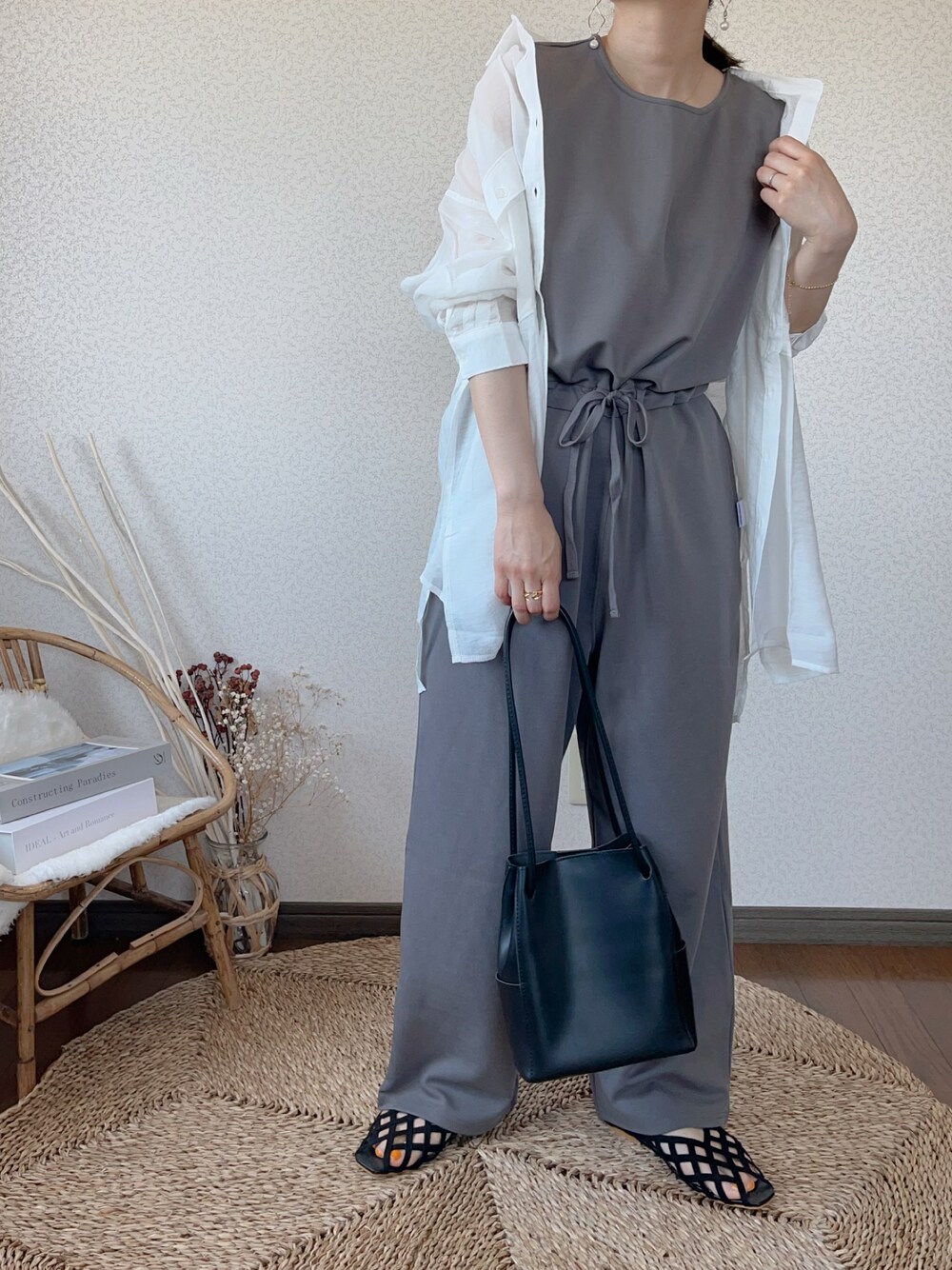 ホワイト系のシャツ/ブラウス、ブラック系のサロペット/オーバーオール、ブラック系のサンダルを着用したレディースの夏コーディネートの1枚目の写真